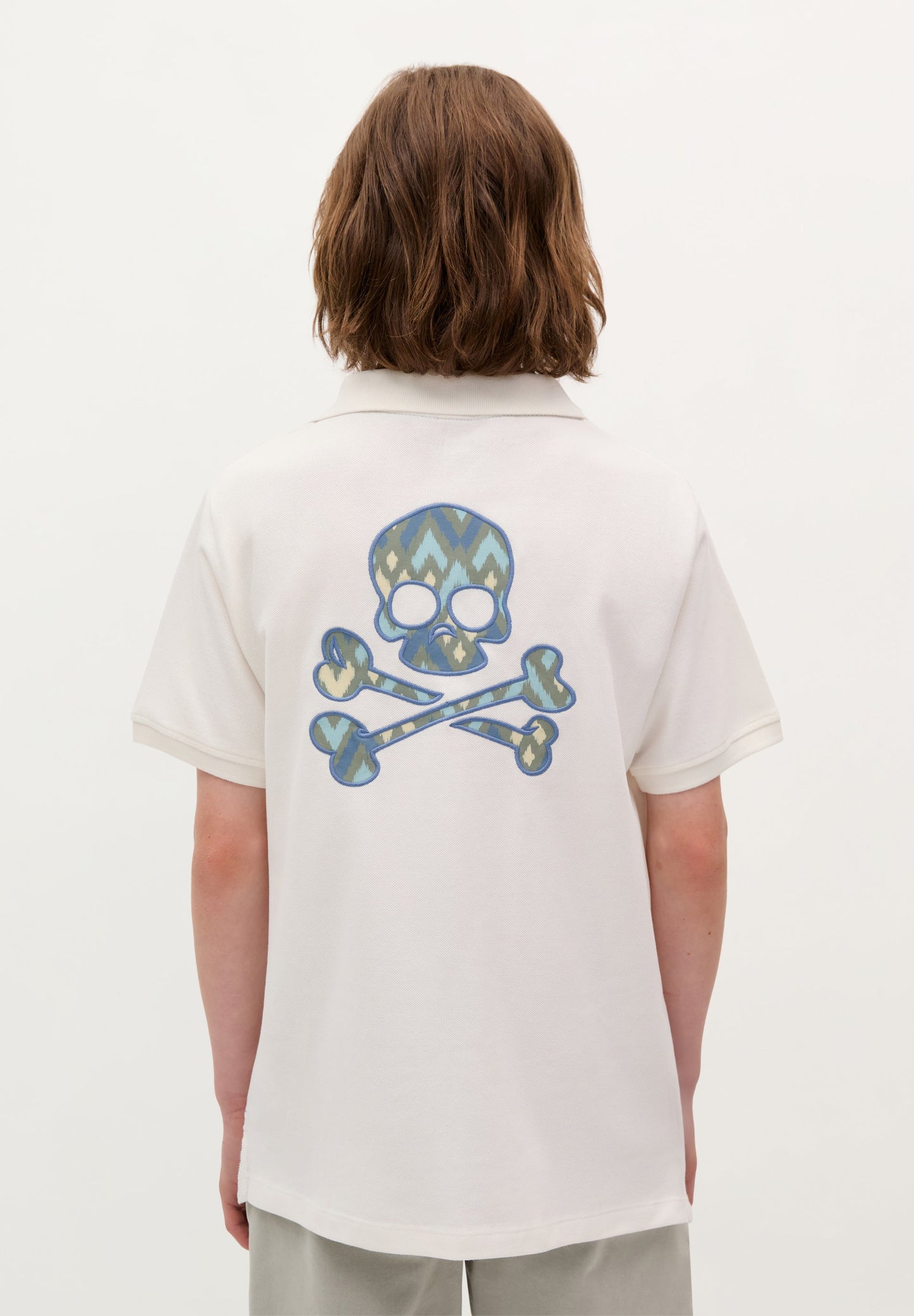 CAMISA POLO COM SKULL E PADRÃO TRASEIRO