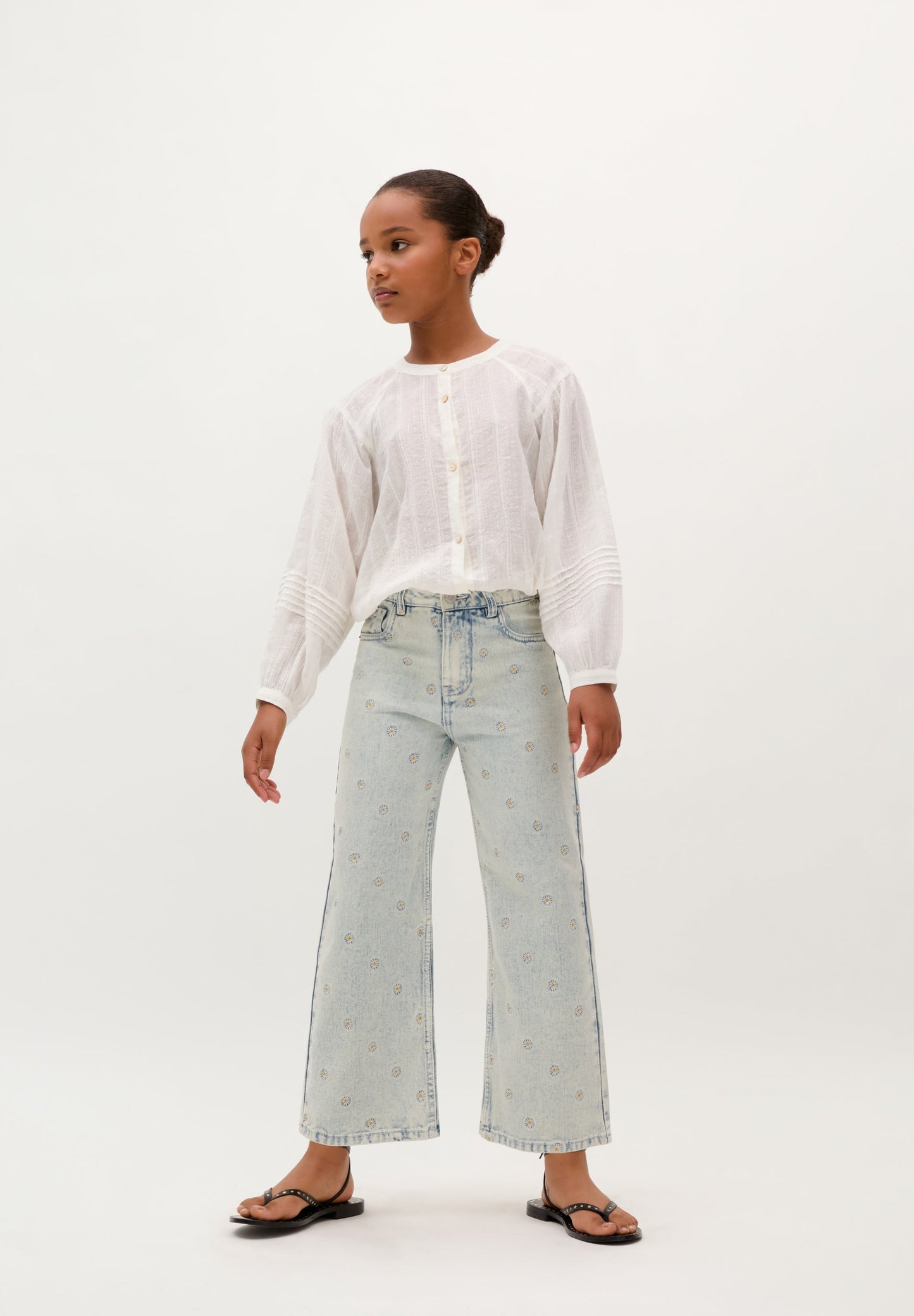 CALÇAS DENIM COM BORDADOS DE SÓIS