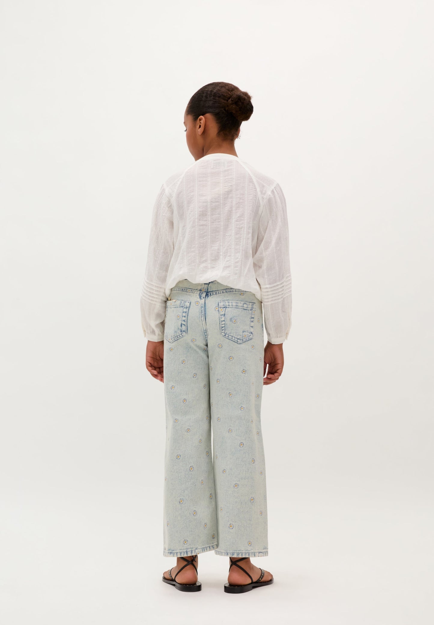 CALÇAS DENIM COM BORDADOS DE SÓIS