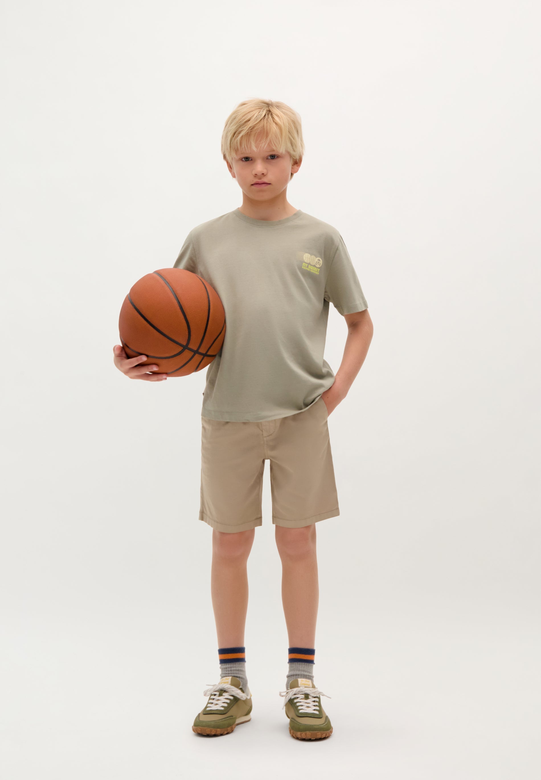 T-SHIRT COM PADRÃO BASKET