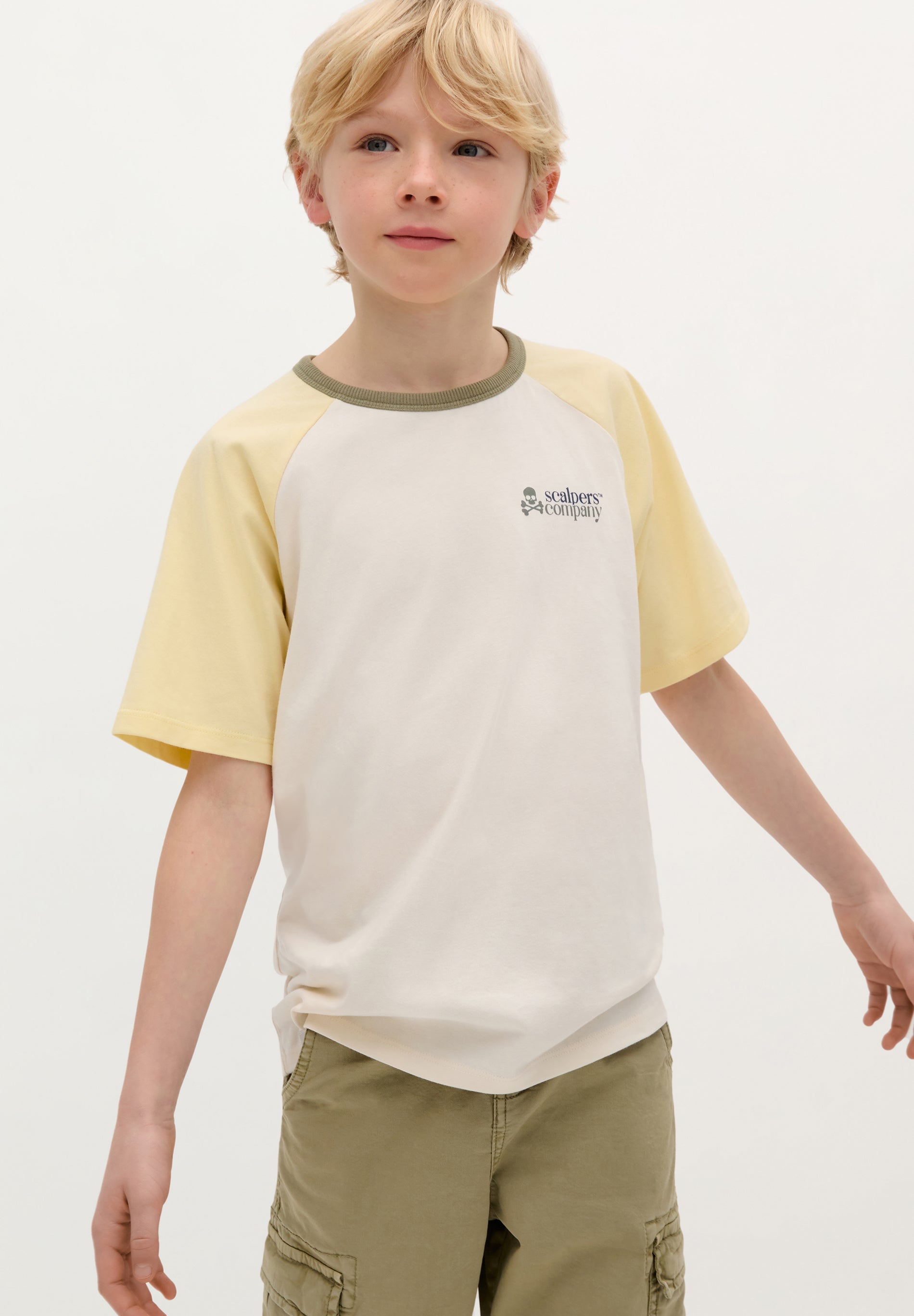 T-SHIRT COM PADRÃO E MANGA RAGLÃ