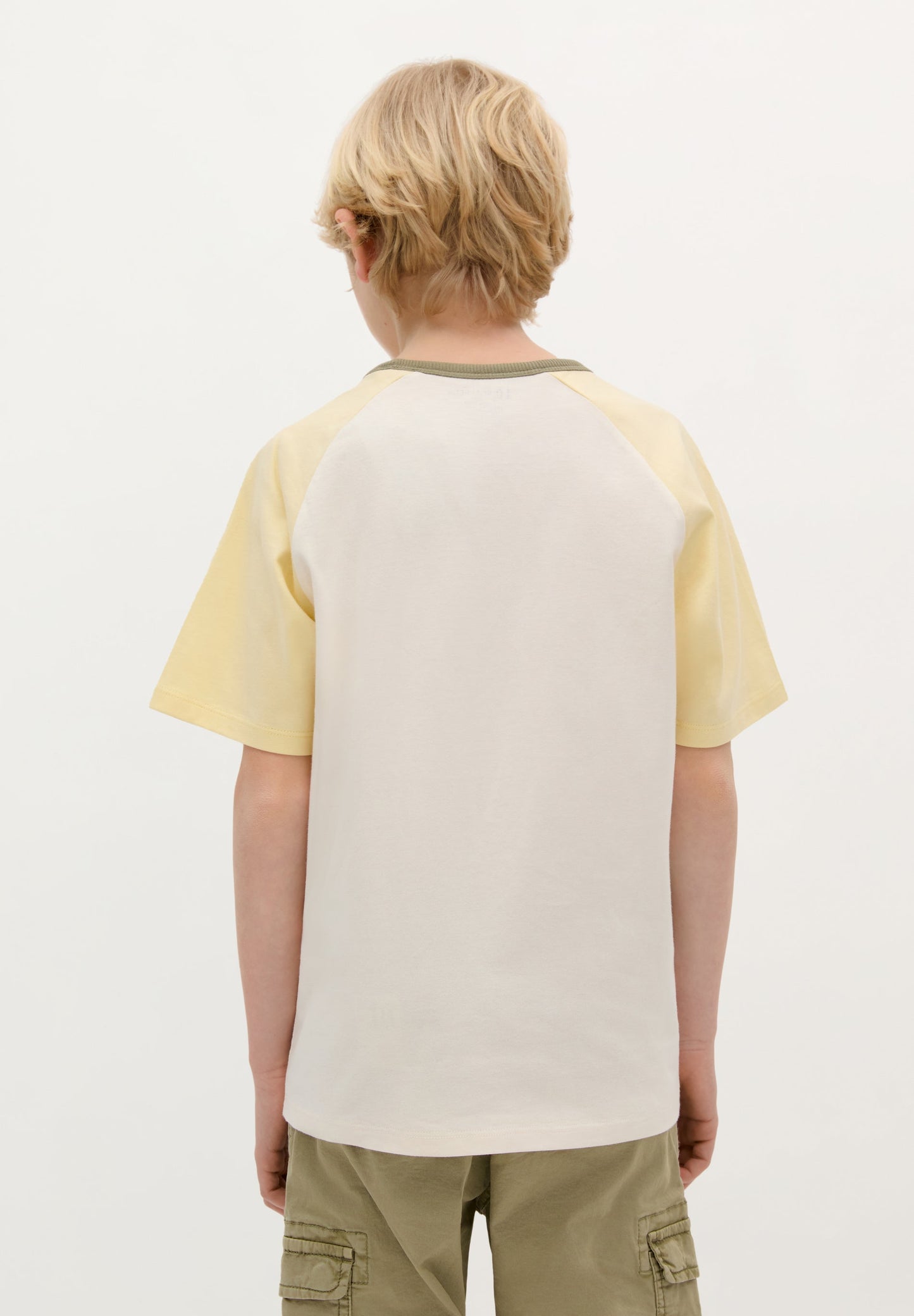 T-SHIRT COM PADRÃO E MANGA RAGLÃ