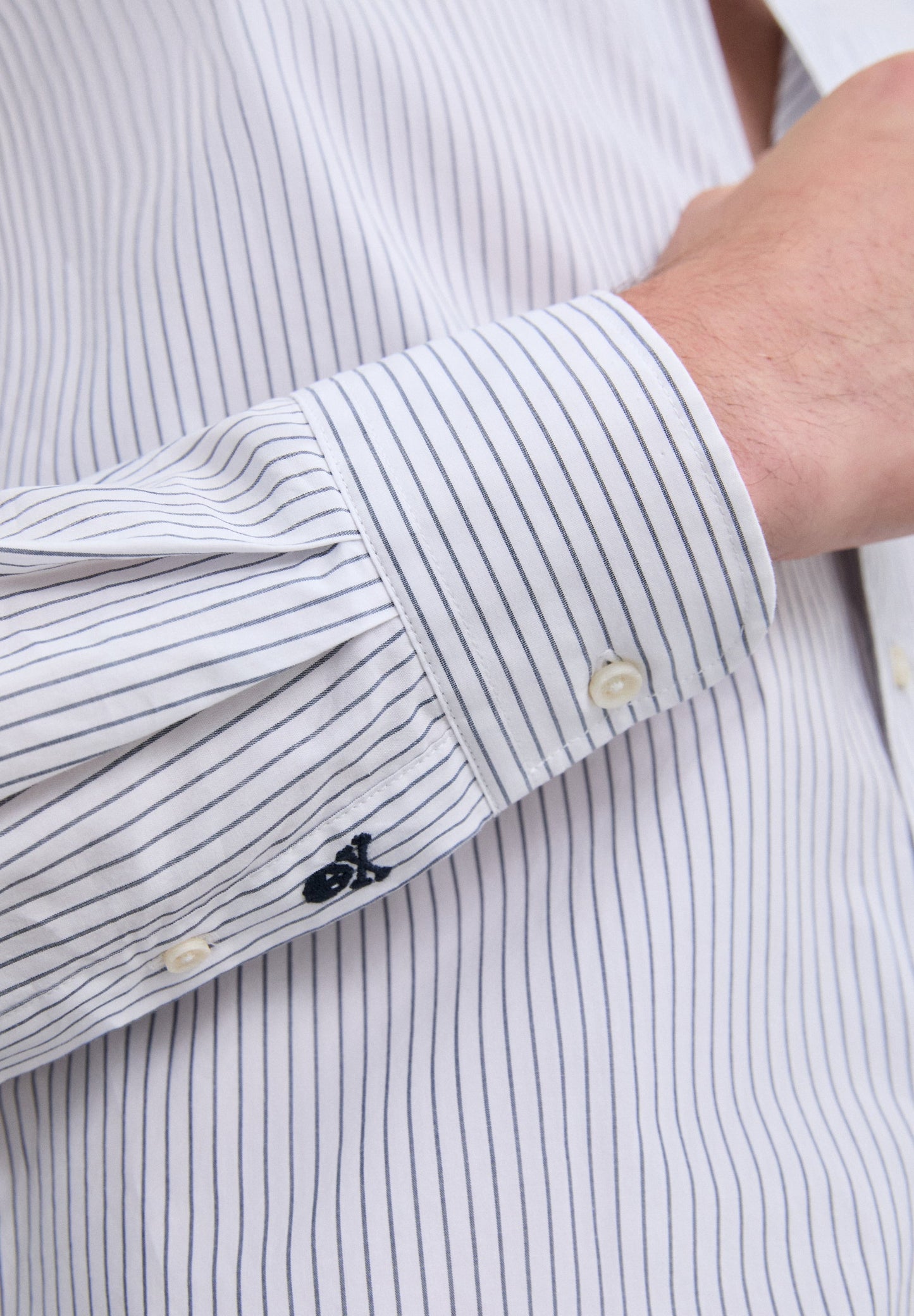 CAMISA COM BOLSO E RISCA