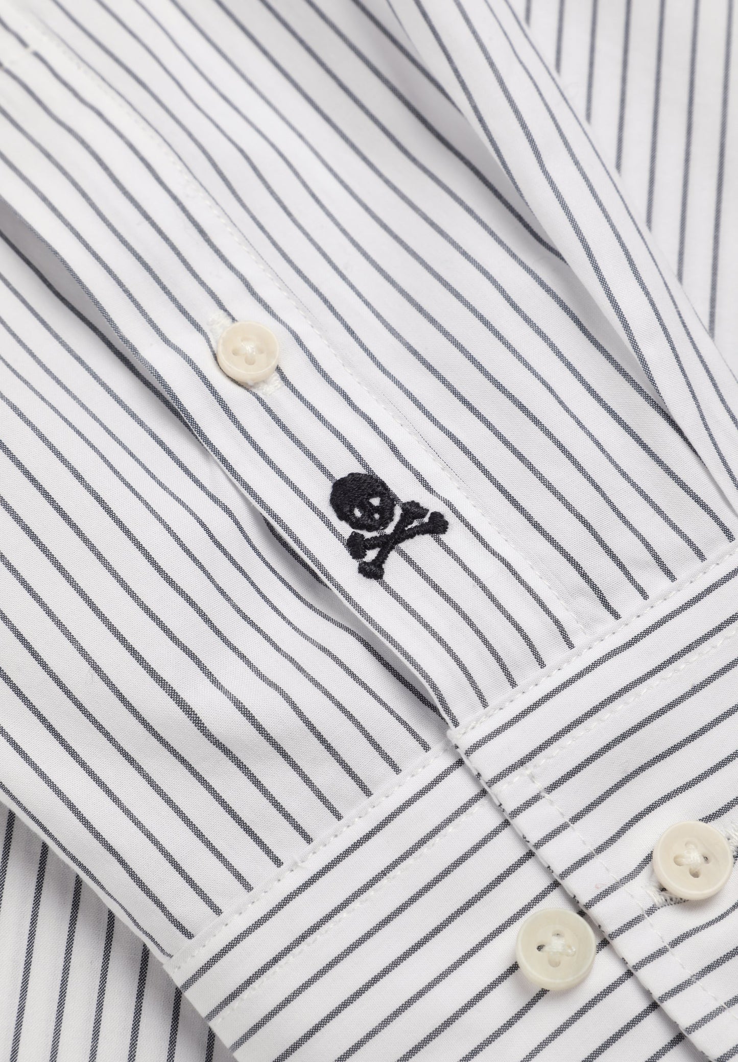 CAMISA COM BOLSO E RISCA