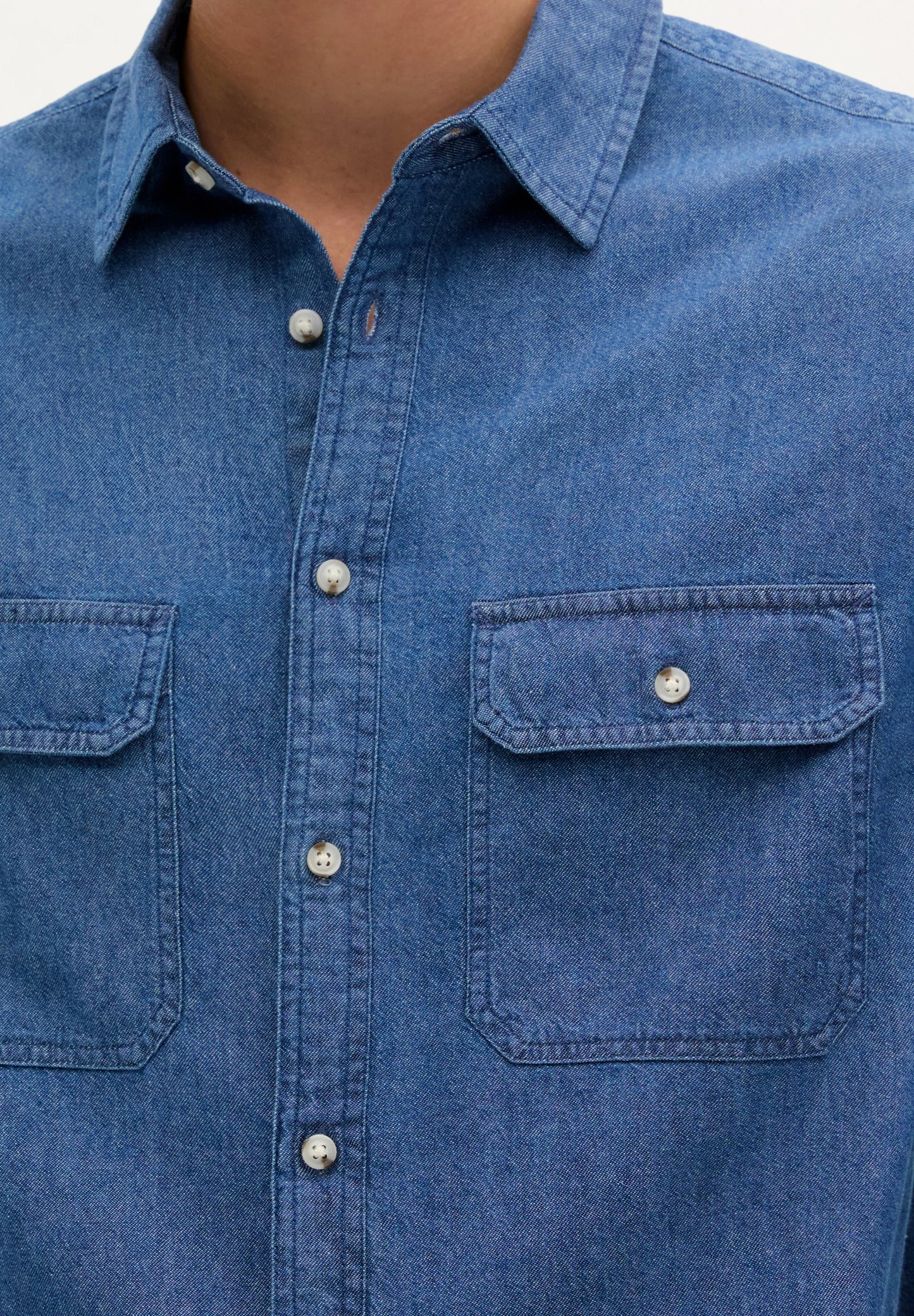 CAMISA COM BOLSOS DENIM