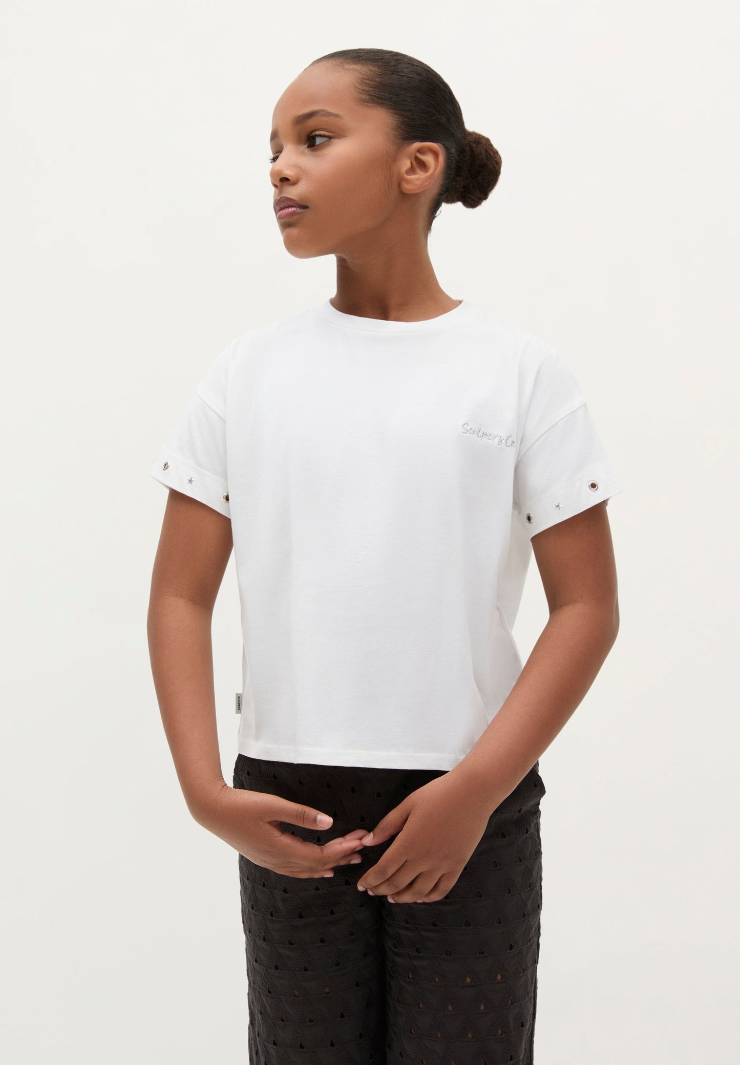T-SHIRT COM PORMENORES DE TACHAS