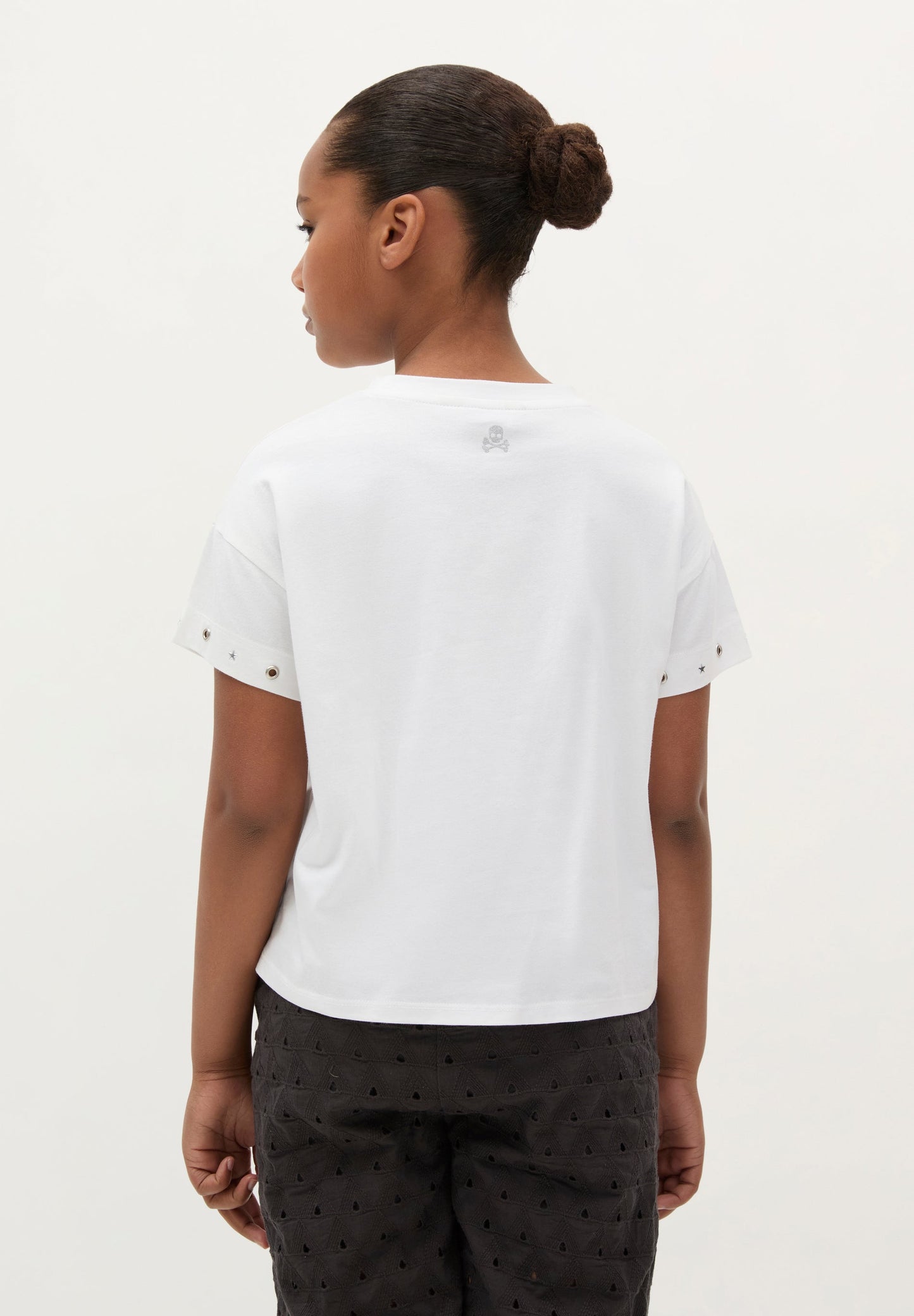 T-SHIRT COM PORMENORES DE TACHAS