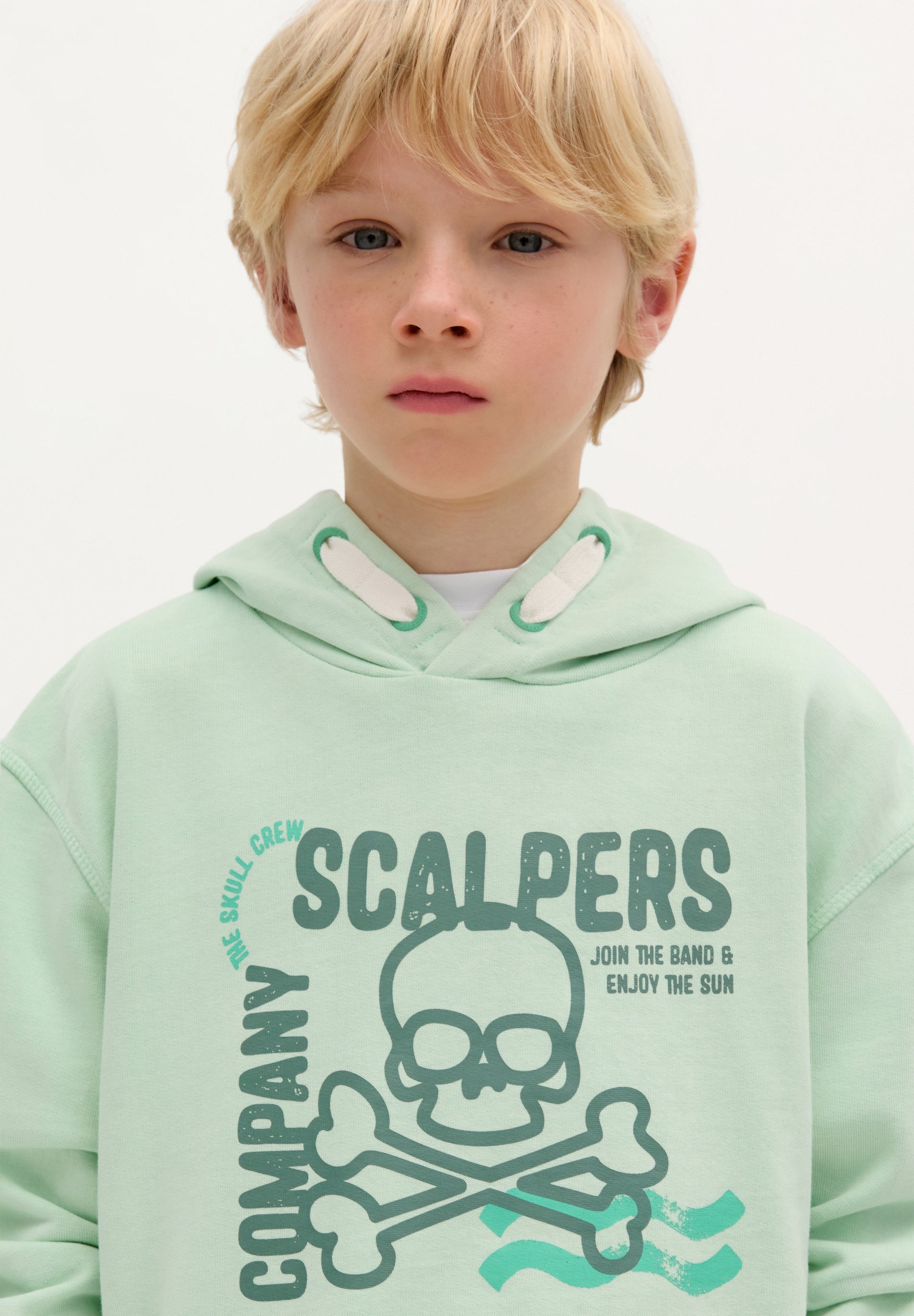 SWEATSHIRT COM CAPUZ E PADRÃO NA FRENTE
