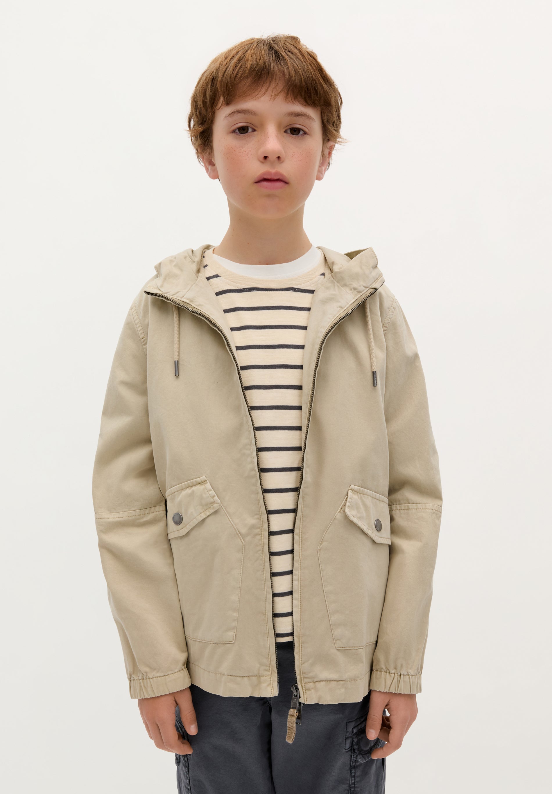 PARKA LEVE COM CAPUZ