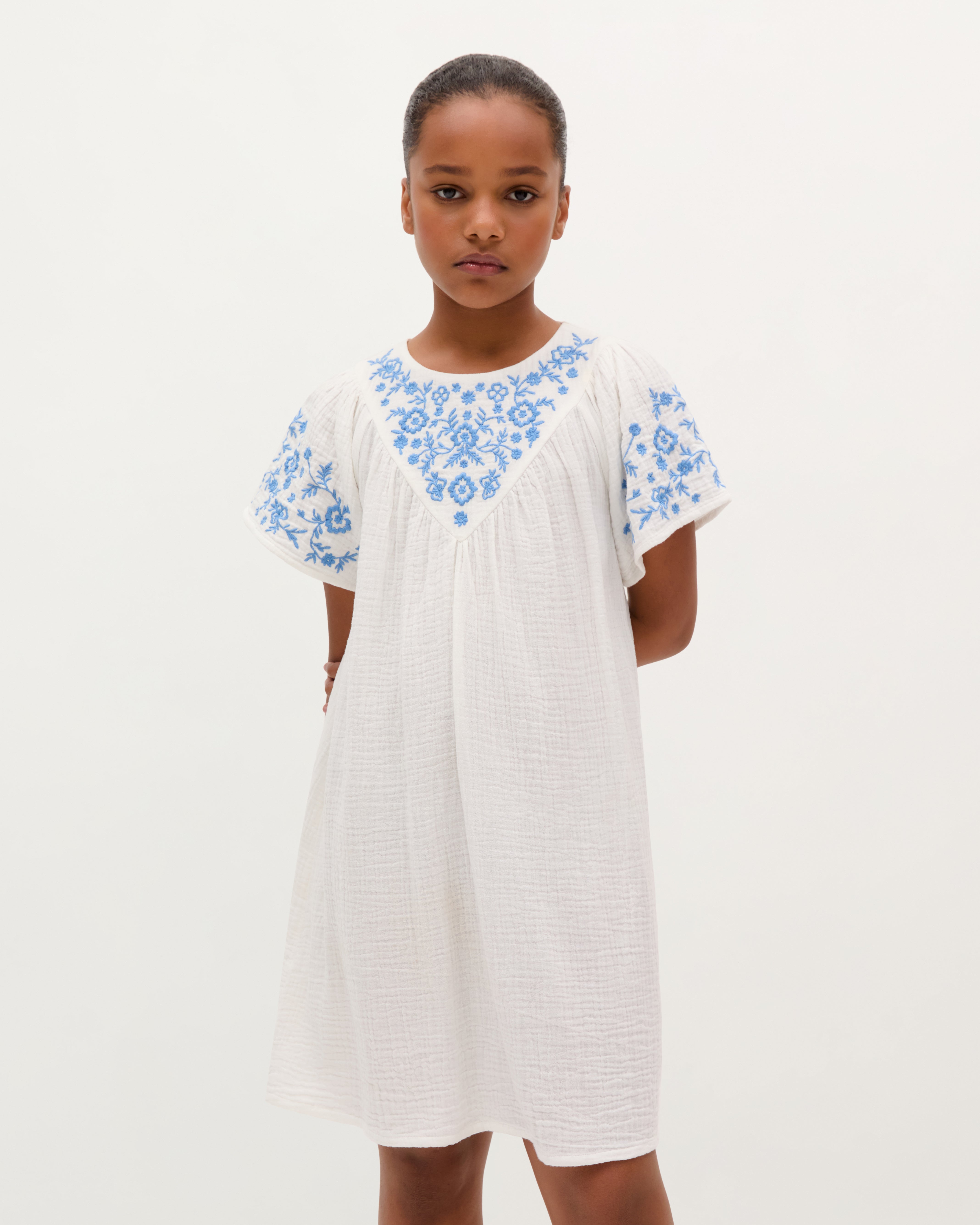 VESTIDO COM DECOTE BORDADO