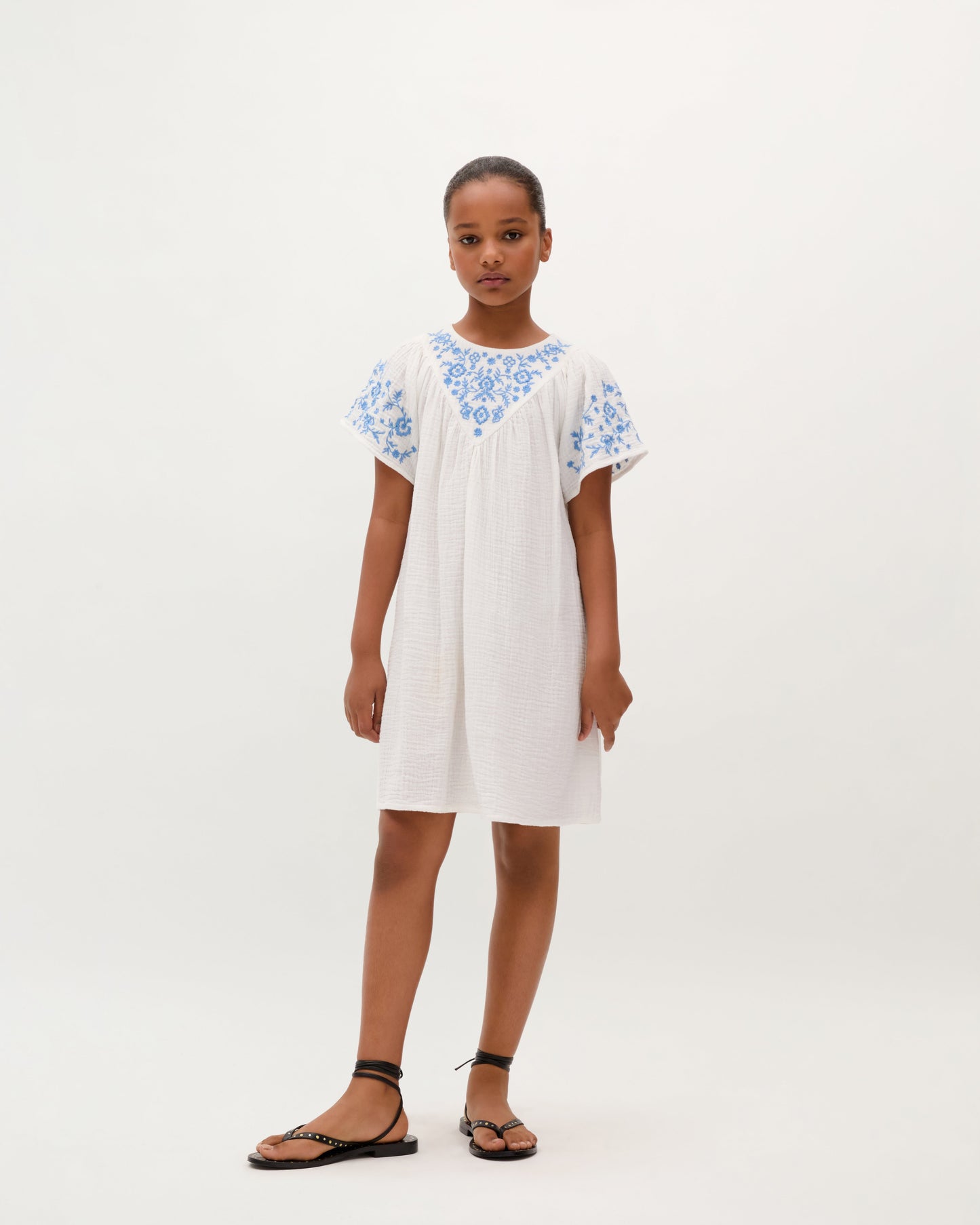 VESTIDO COM DECOTE BORDADO