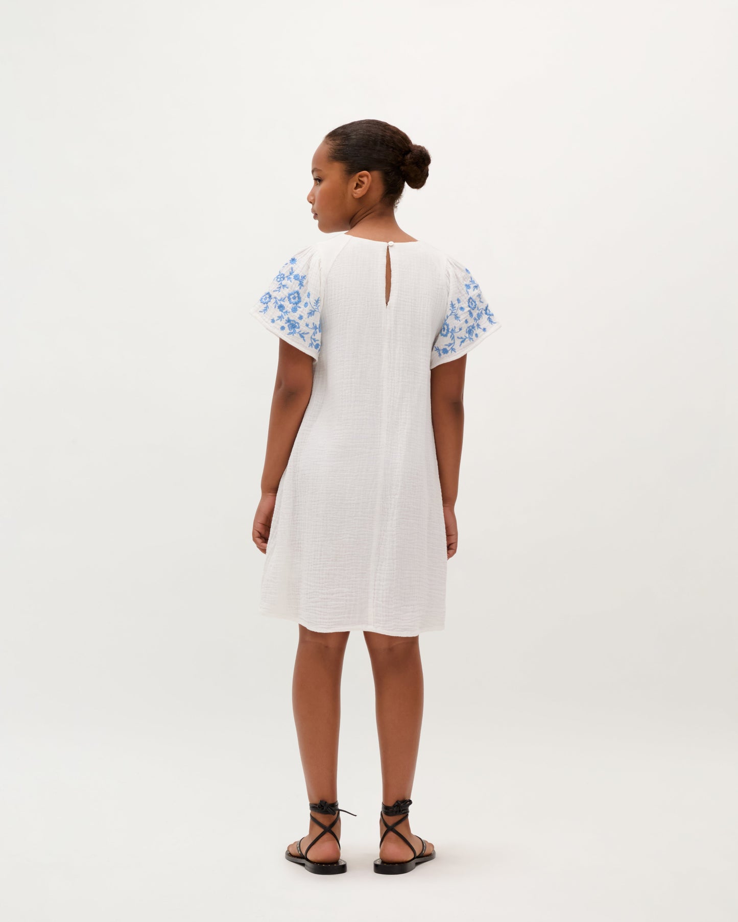 VESTIDO COM DECOTE BORDADO