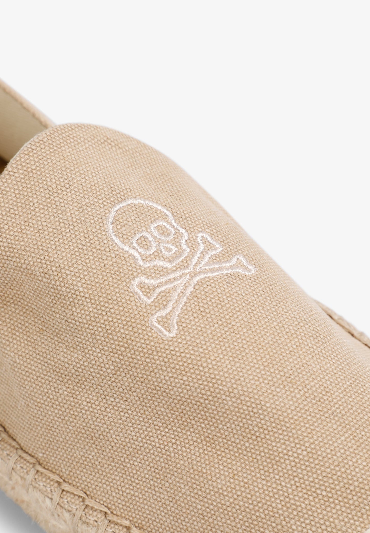 ALPERGATAS MALHA SKULL EM CONTRASTE