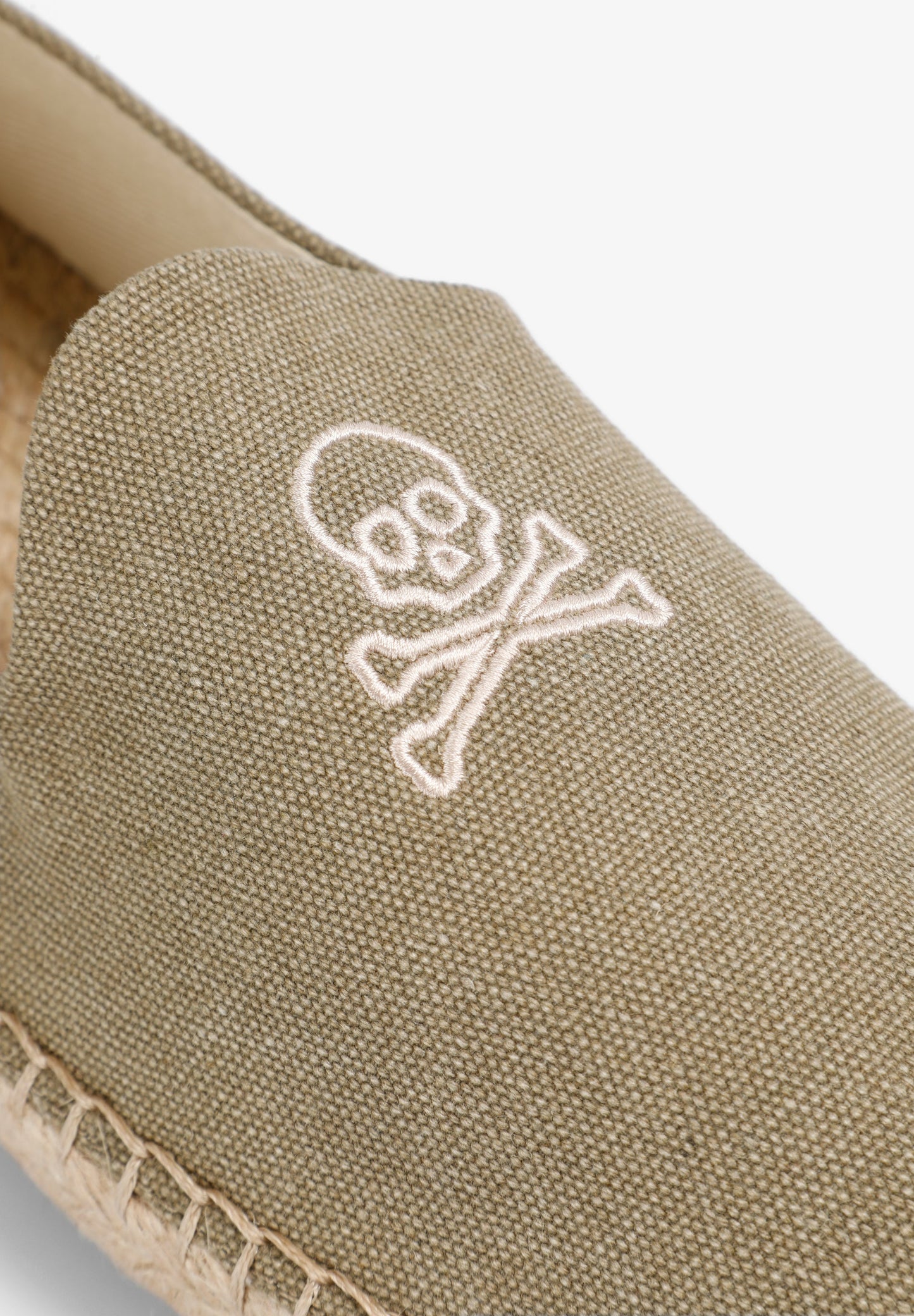 ALPERGATAS MALHA SKULL EM CONTRASTE