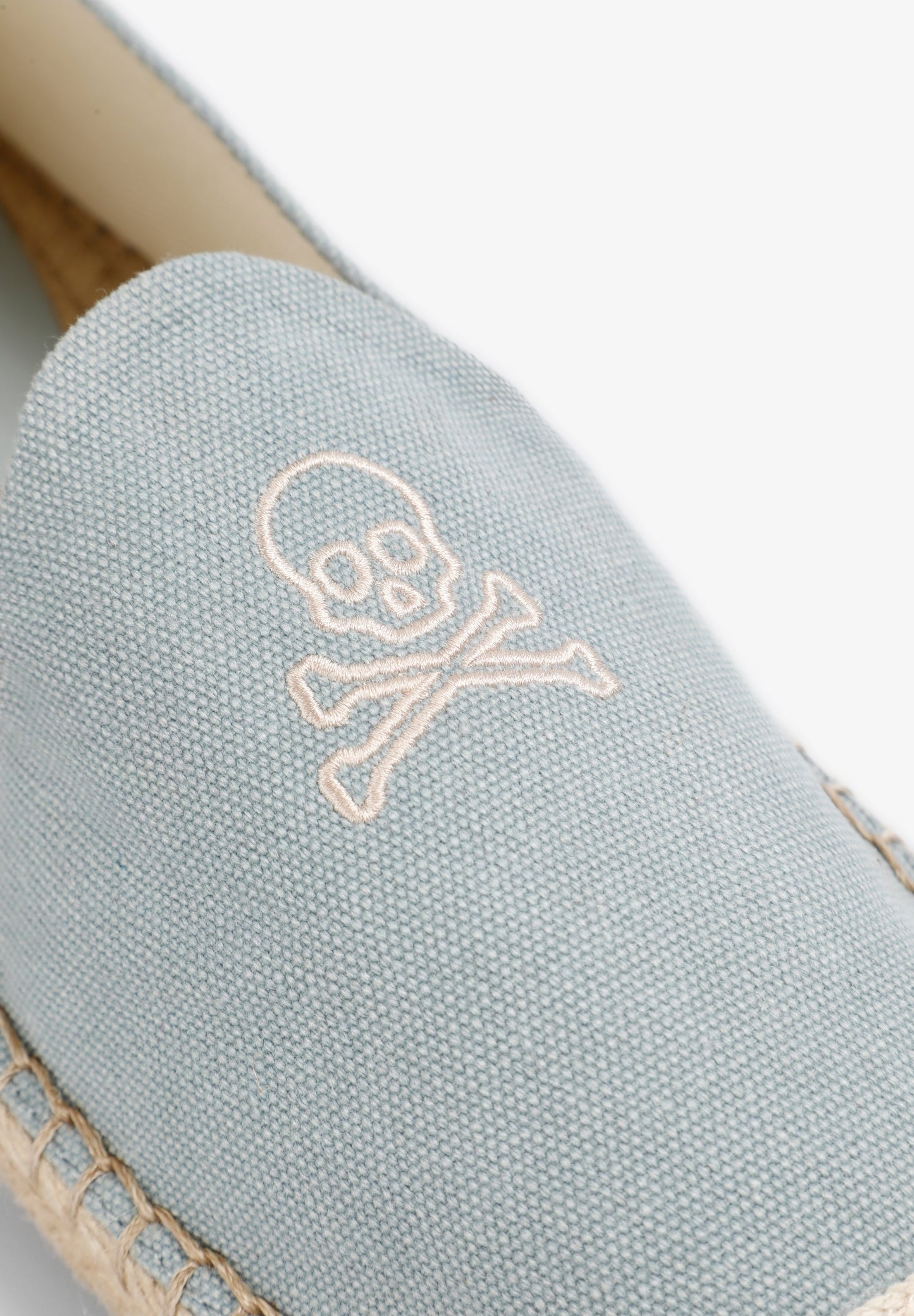 ALPERGATAS MALHA SKULL EM CONTRASTE