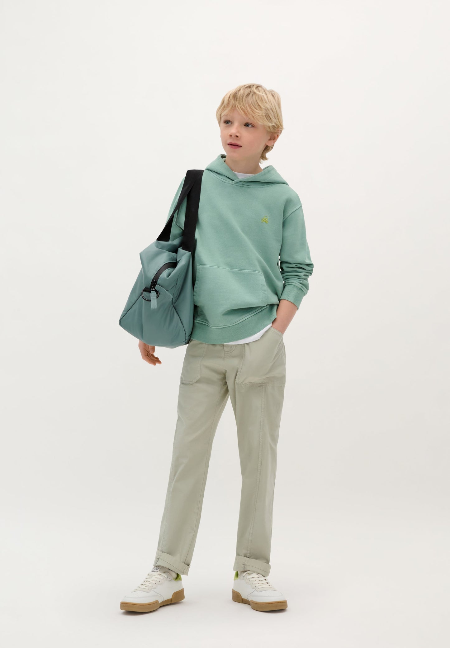 SWEATSHIRT DESBOTADA COM CAPUZ E PADRÃO ATRÁS