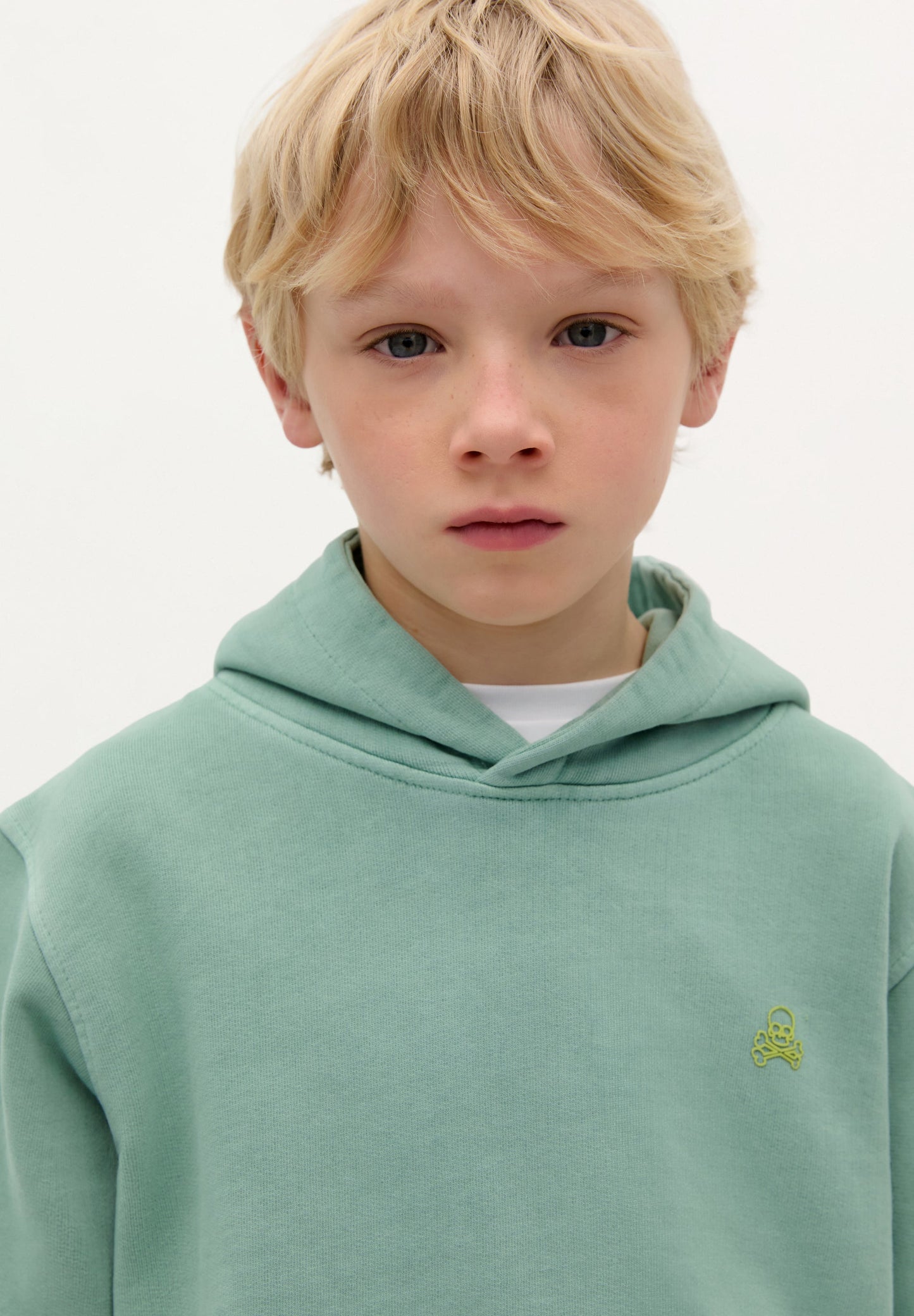 SWEATSHIRT DESBOTADA COM CAPUZ E PADRÃO ATRÁS