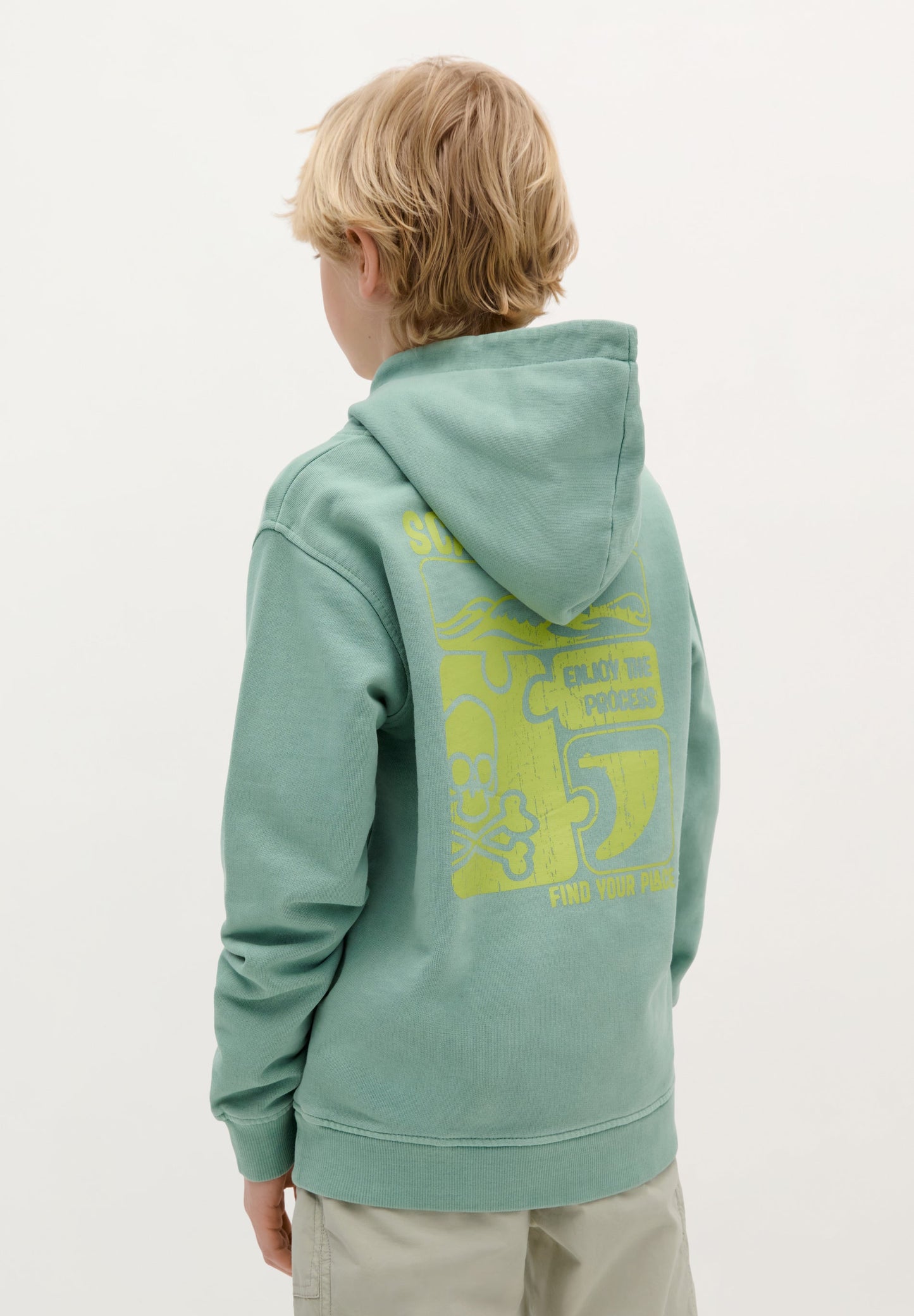 SWEATSHIRT DESBOTADA COM CAPUZ E PADRÃO ATRÁS