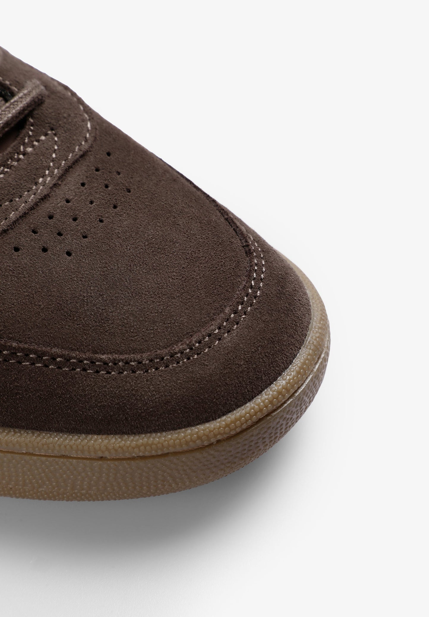 SAPATILHAS COM LOGÓTIPO E SOLA CASCO