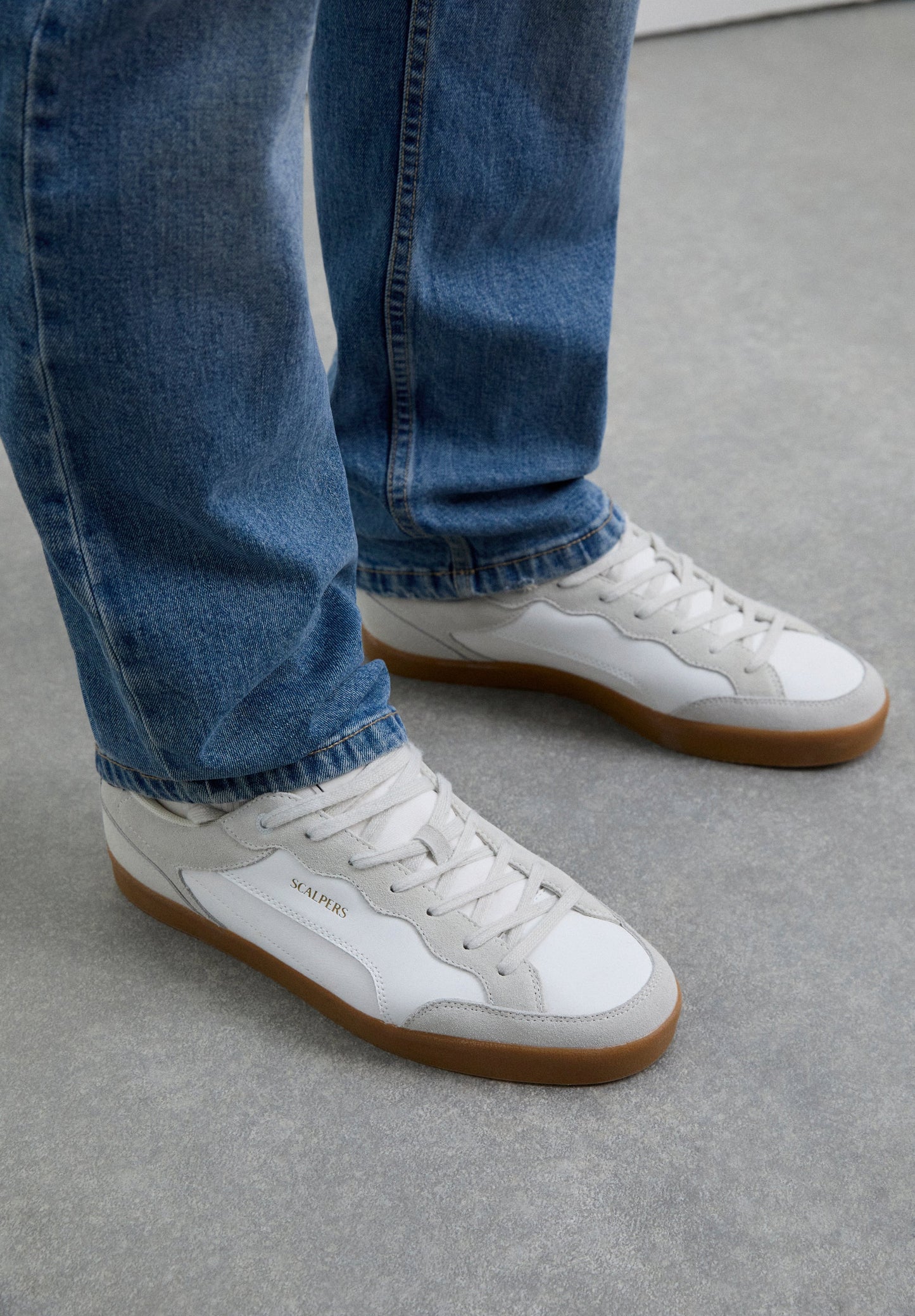 SAPATILHAS BAIXAS COM PORMENORES EM CAMURÇA