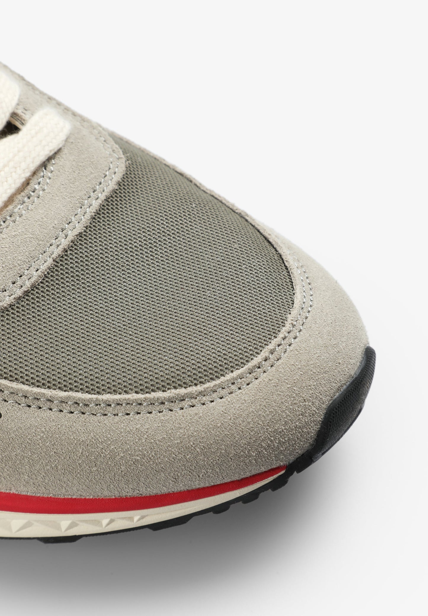 SNEAKERS CAVEIRA DETALHE CONTRASTE