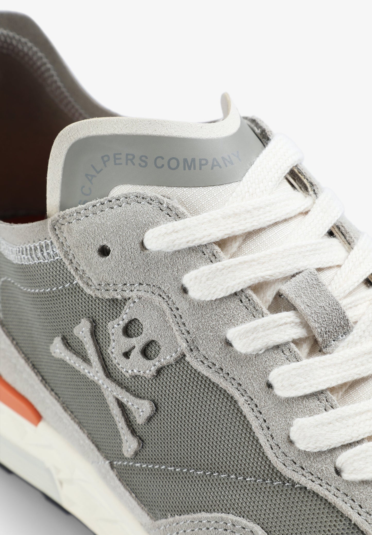 SNEAKERS CAVEIRA DETALHE CONTRASTE