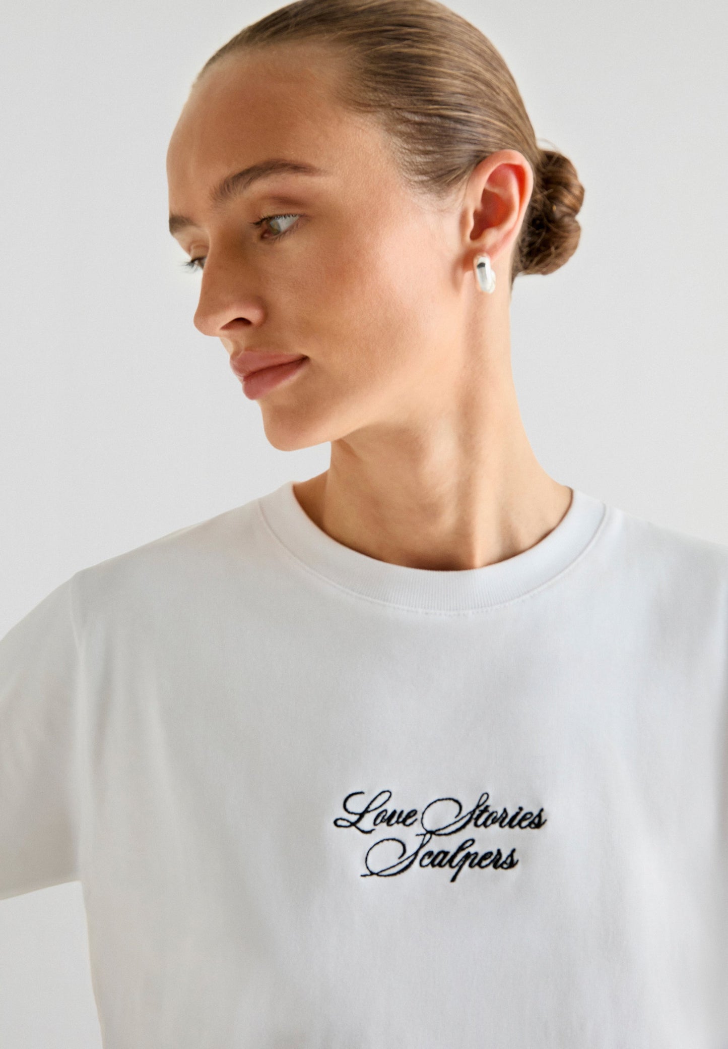 T-SHIRT COM LOGÓTIPO SCALPERS X LOVE STORIES