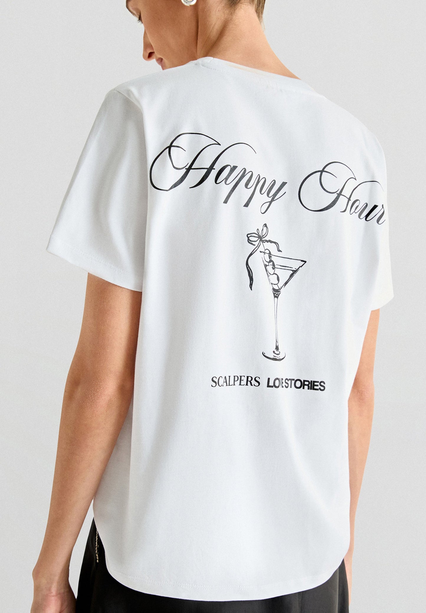 T-SHIRT COM LOGÓTIPO SCALPERS X LOVE STORIES