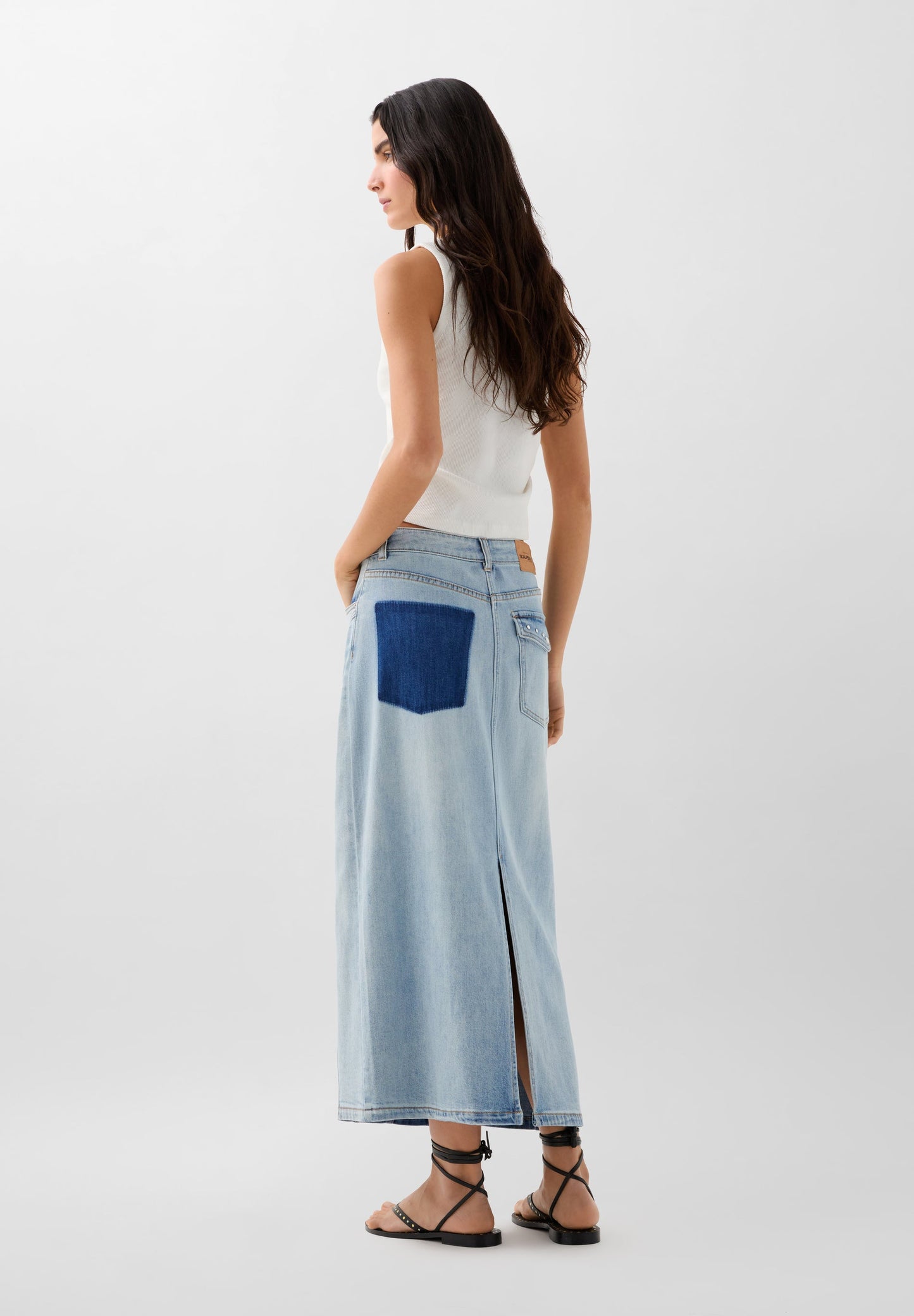 SAIA EM DENIM COM TACHAS E BOLSO EM CONTRASTE
