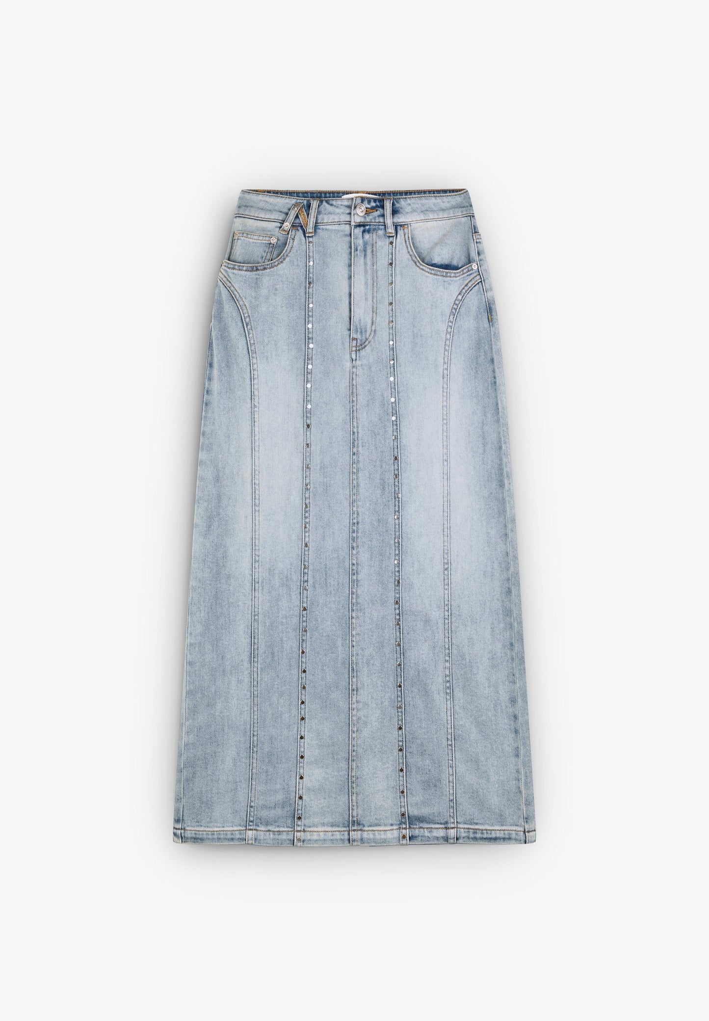 SAIA EM DENIM COM TACHAS E BOLSO EM CONTRASTE
