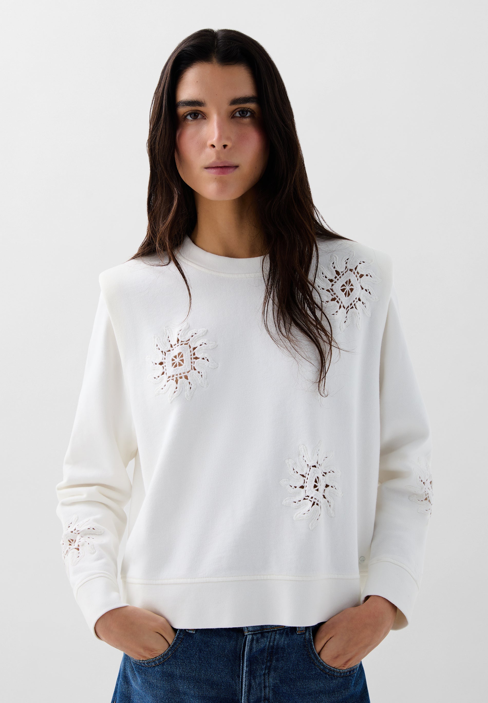 SWEATSHIRT COM OMBREIRAS E PORMENORES DE CROCHET