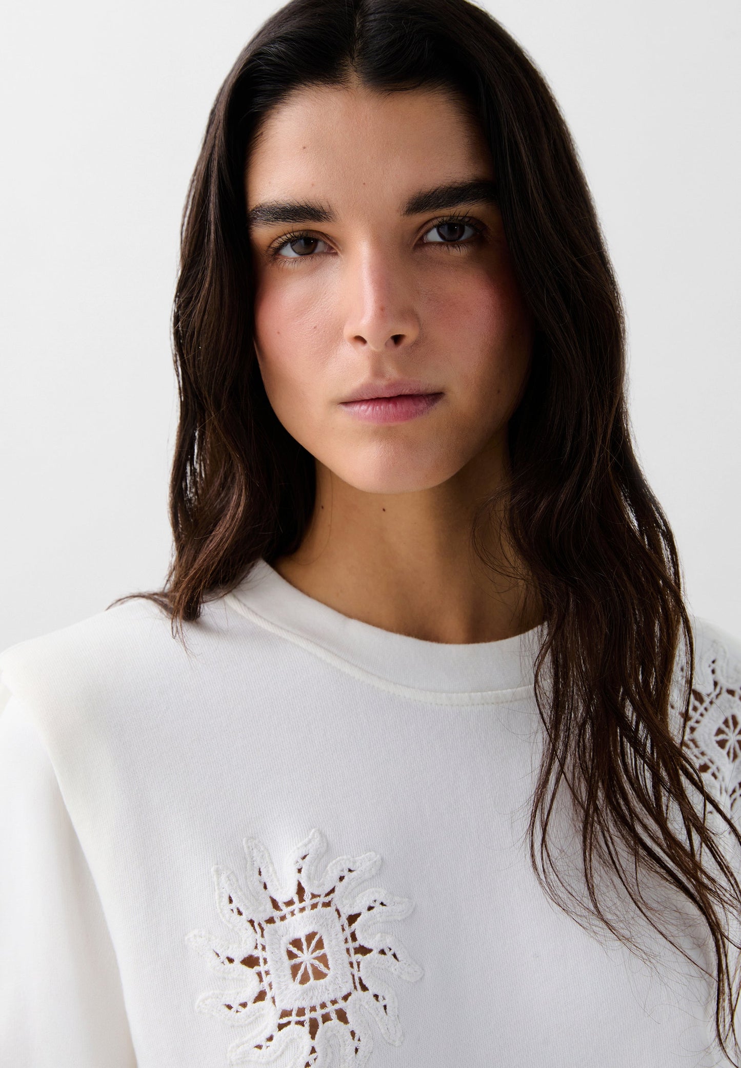 SWEATSHIRT COM OMBREIRAS E PORMENORES DE CROCHET