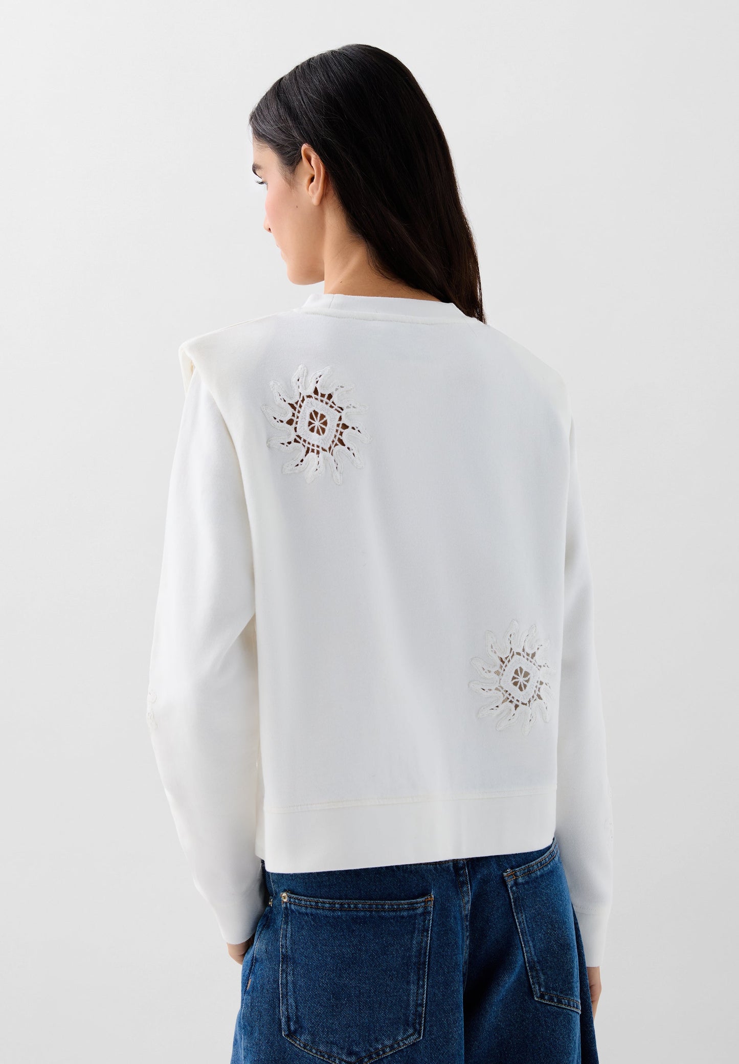 SWEATSHIRT COM OMBREIRAS E PORMENORES DE CROCHET