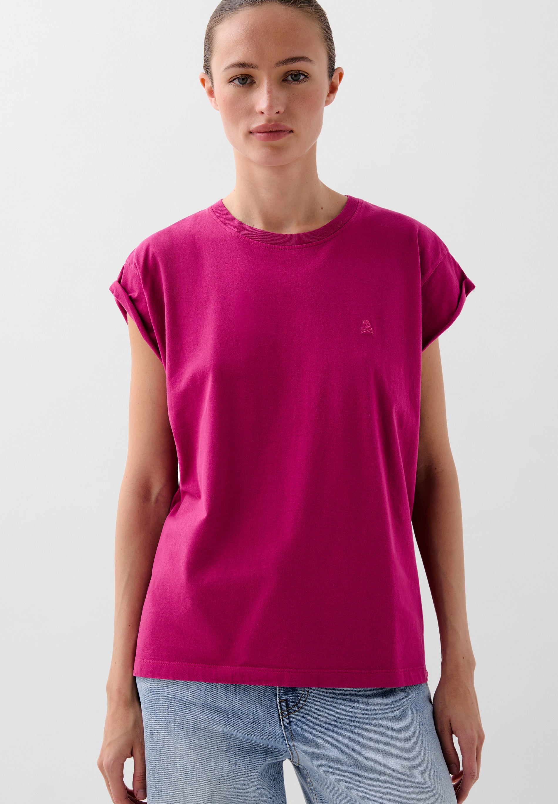 T-SHIRT COM SKULL BORDADA NO TOM