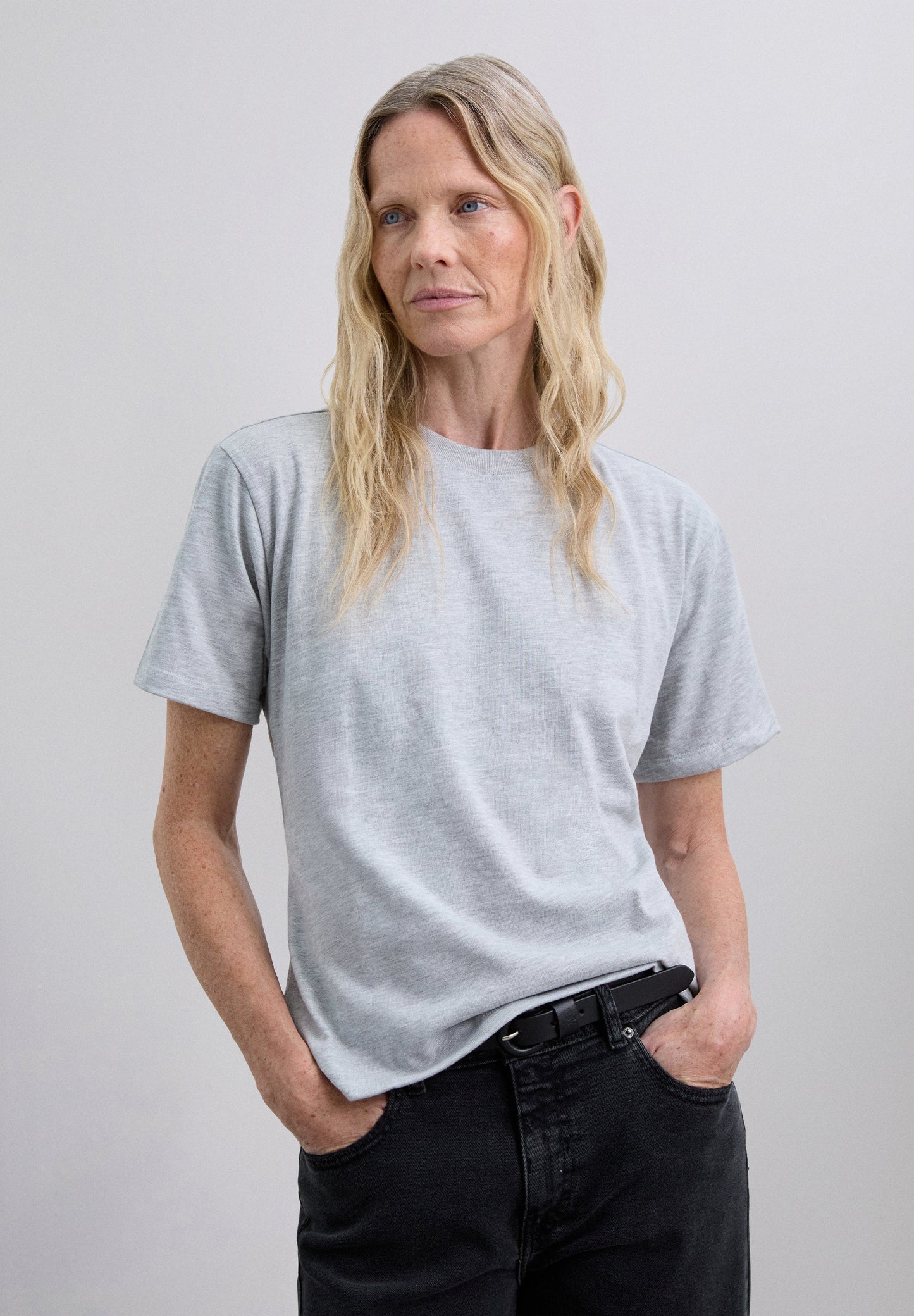 T-SHIRT COM NÓ ATRÁS