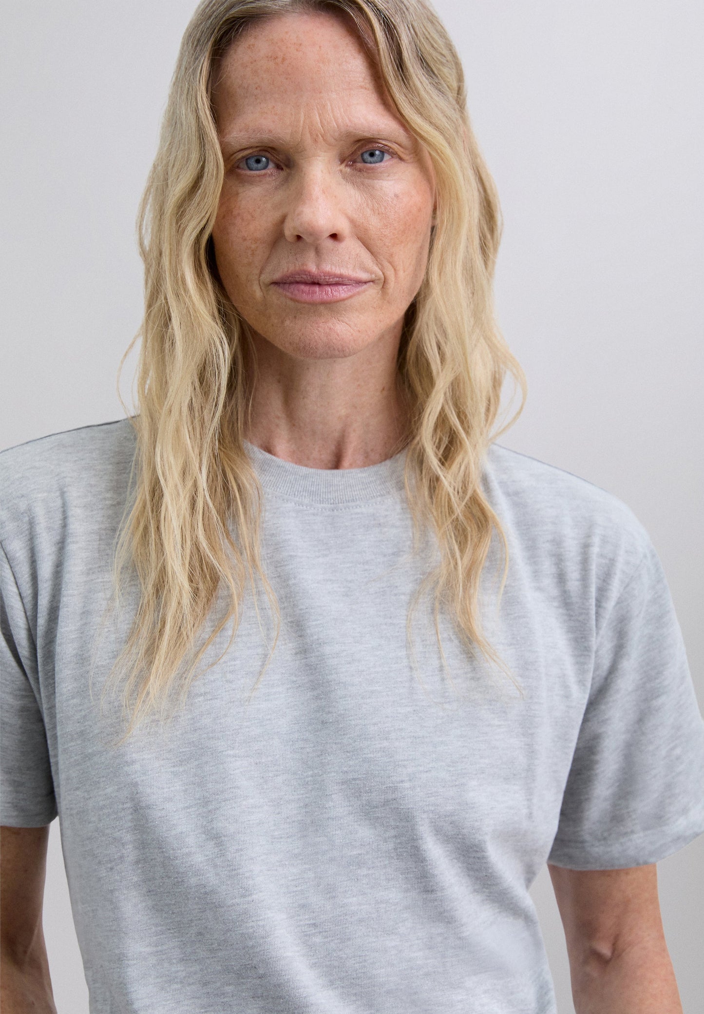 T-SHIRT COM NÓ ATRÁS