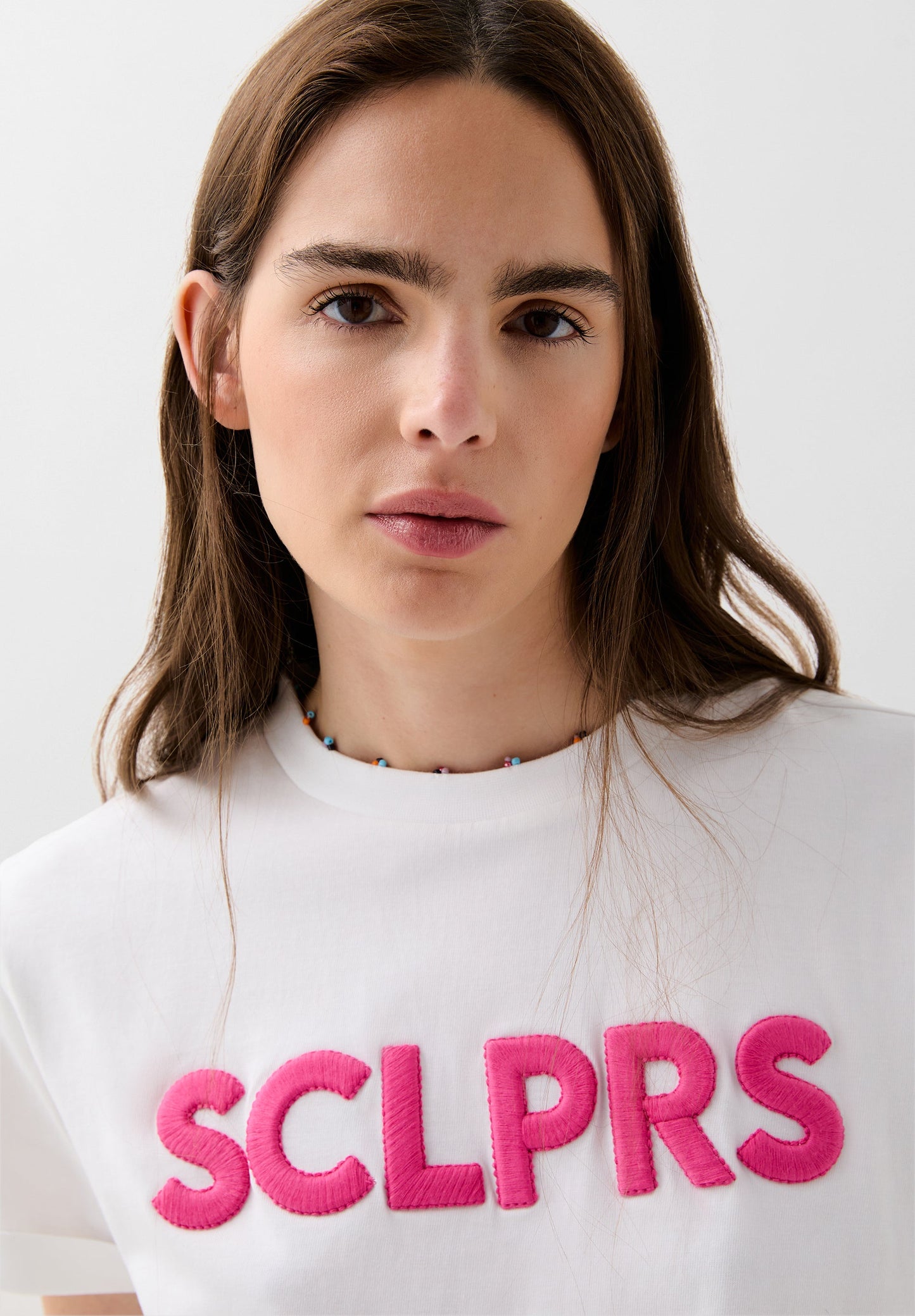 T-SHIRT COM PADRÃO PORMENOR STRASS