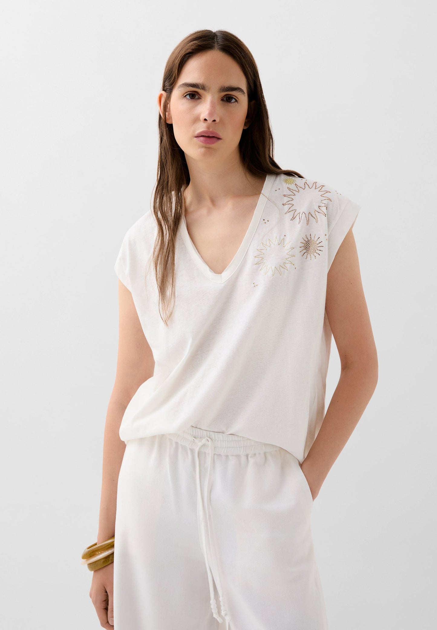 T-SHIRT COM PORMENORES EM STRASS SÓIS
