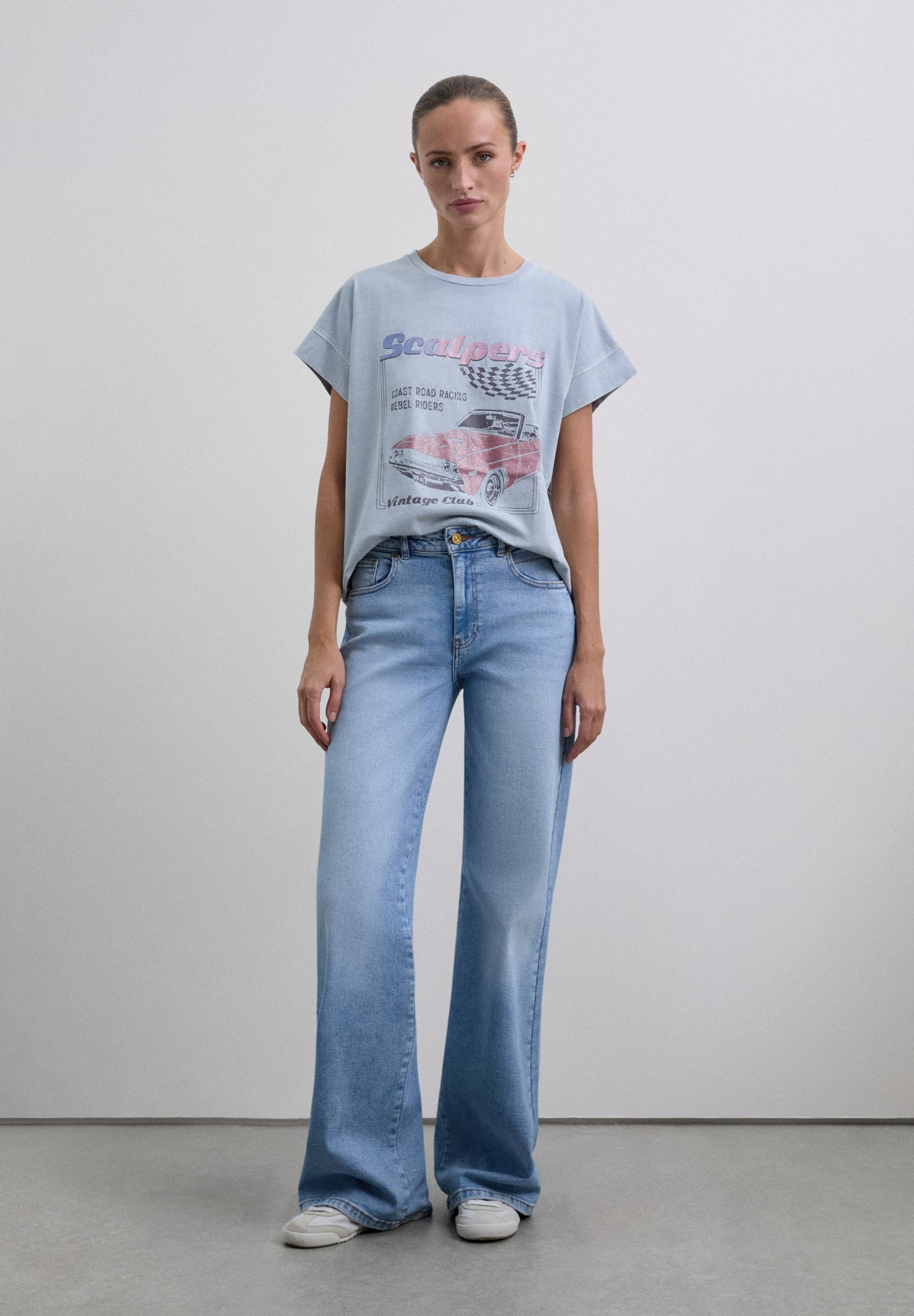 T-SHIRT DESBOTADA COM PADRÃO DE CARRO