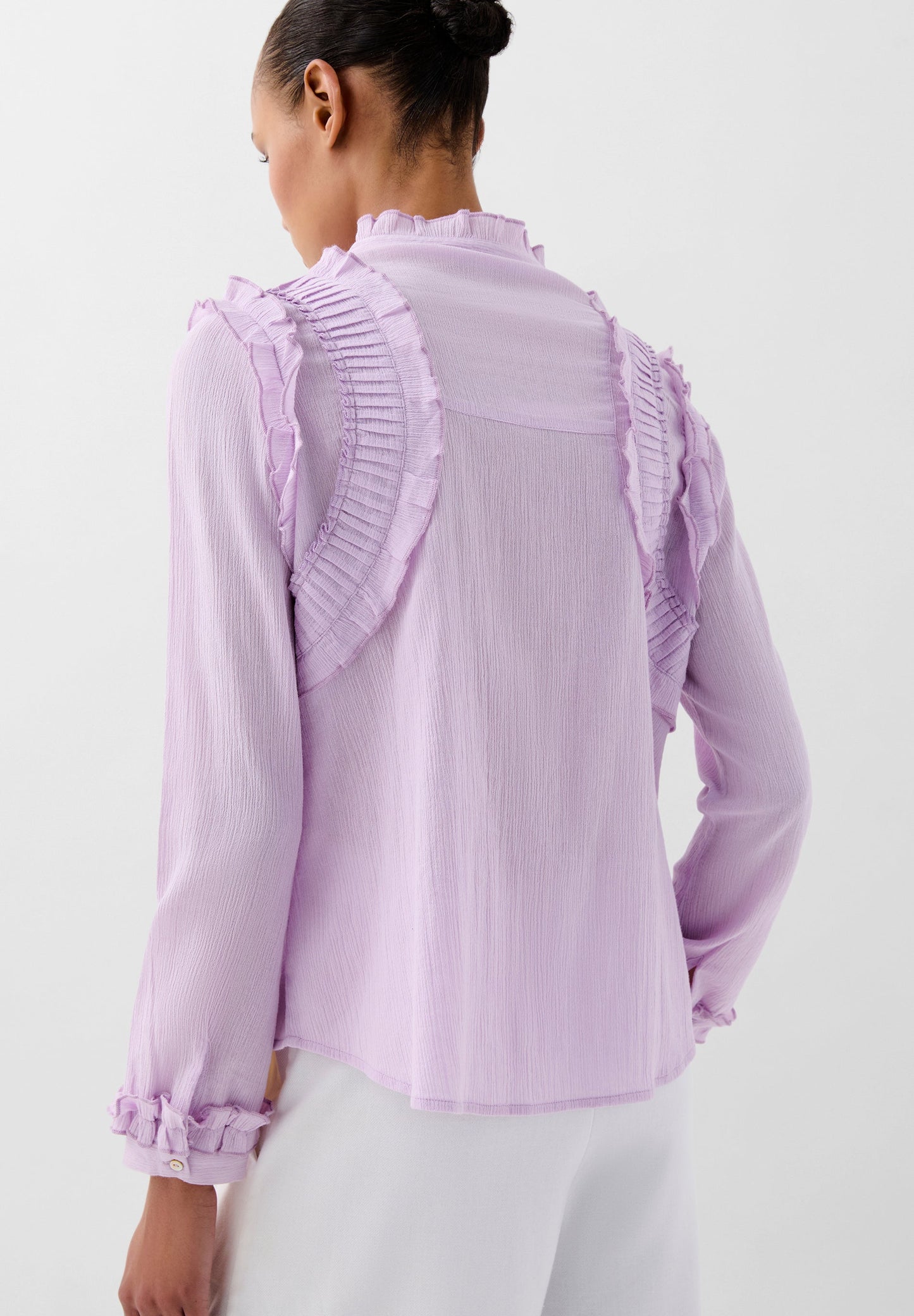 CAMISA COM PORMENORES DE FRANZIDOS PLISSADOS