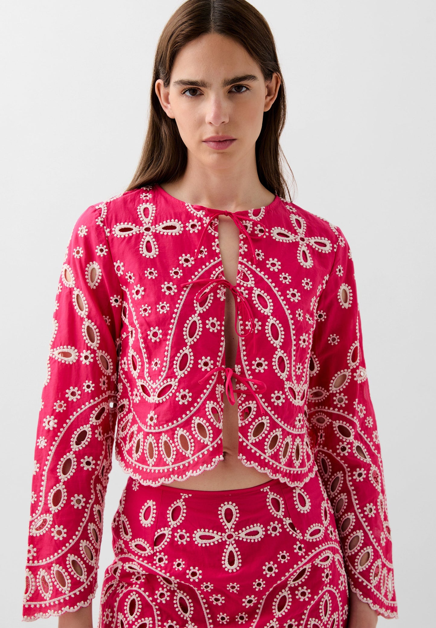 CAMISA COM BORDADOS A CONTRASTAR