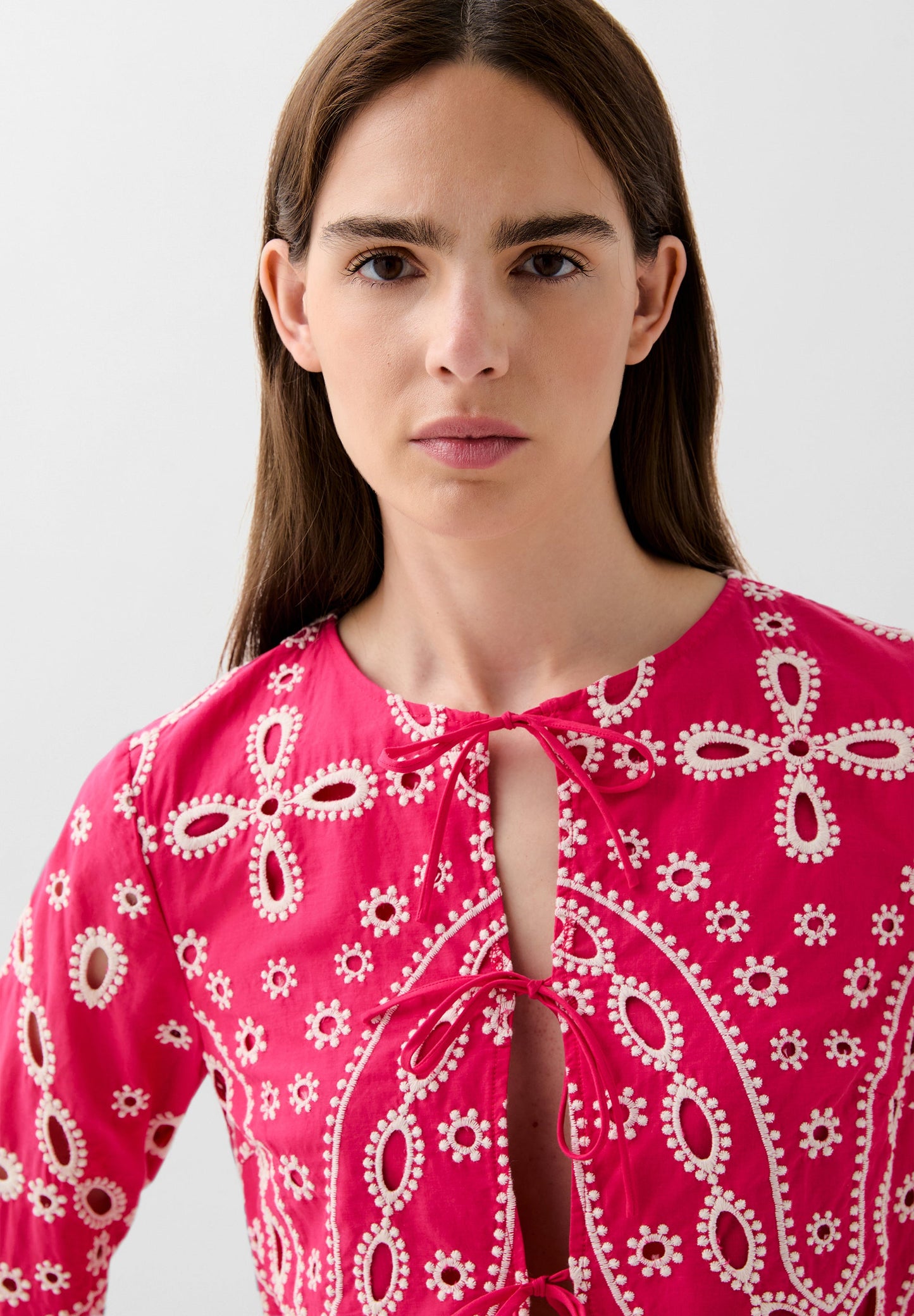 CAMISA COM BORDADOS A CONTRASTAR