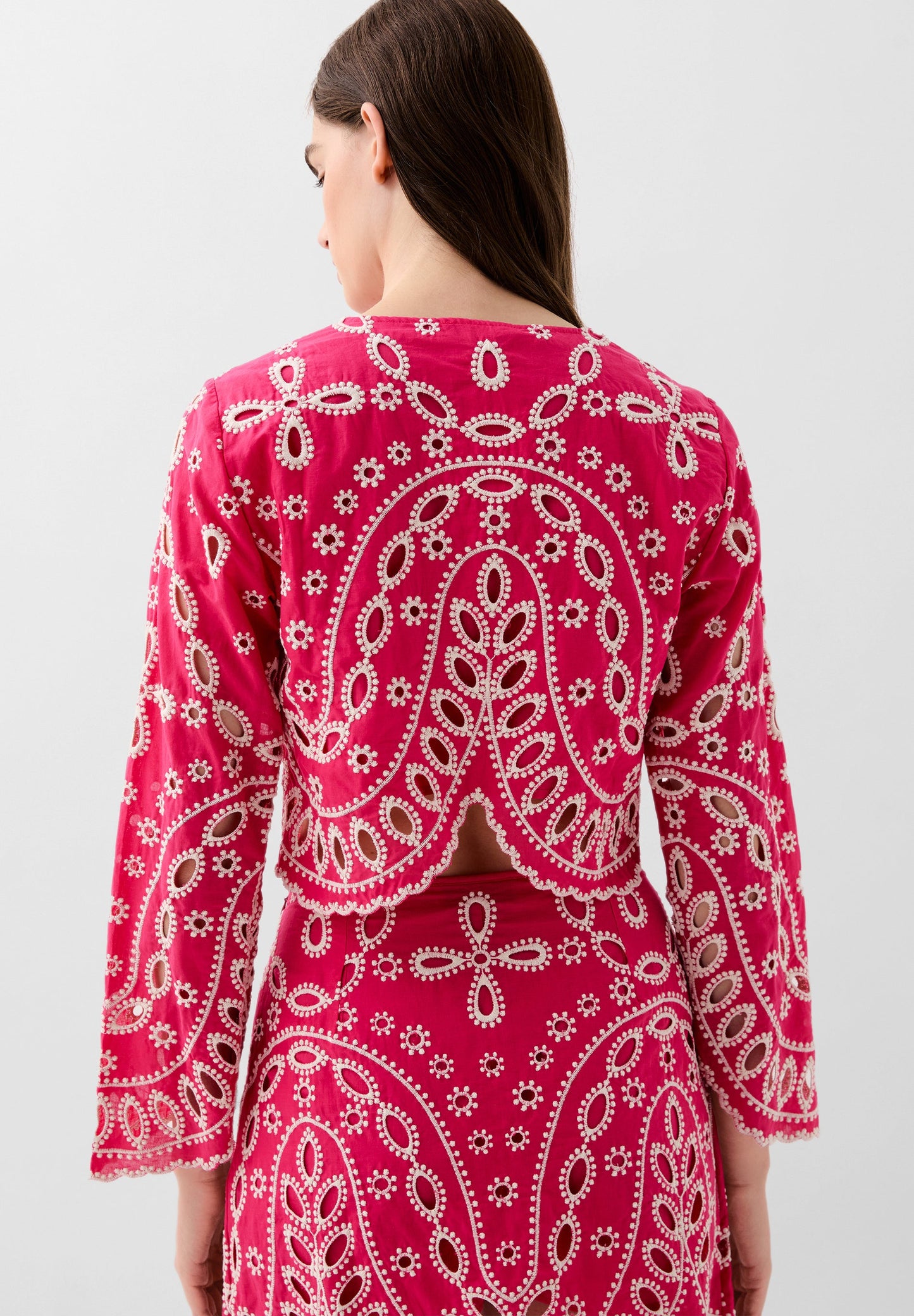 CAMISA COM BORDADOS A CONTRASTAR