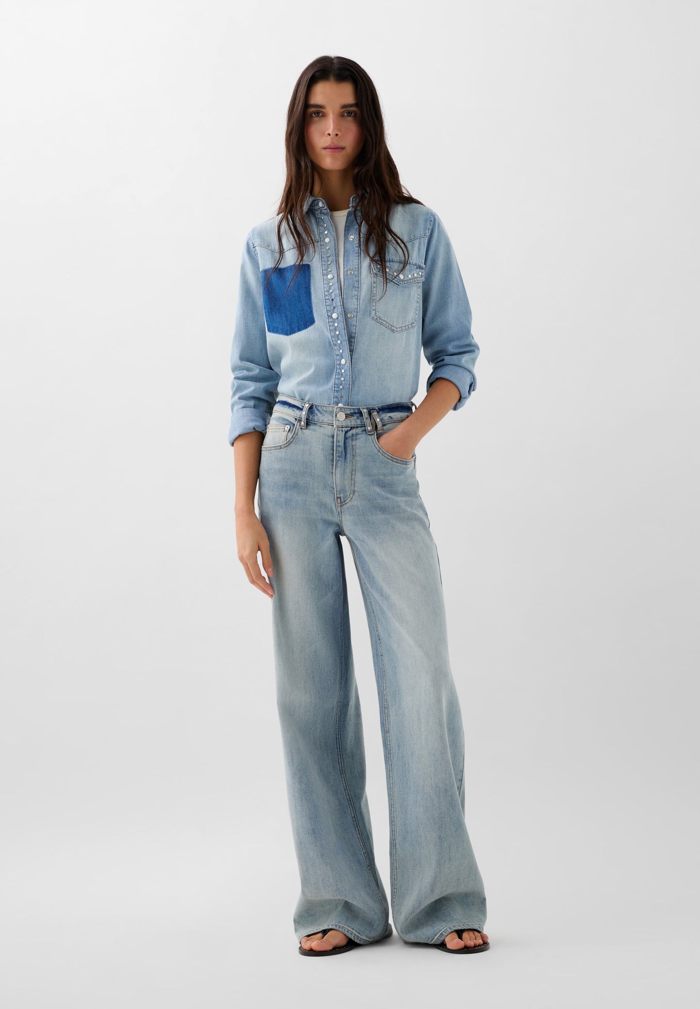 CAMISA DENIM COM BOLSO EM CONTRASTE