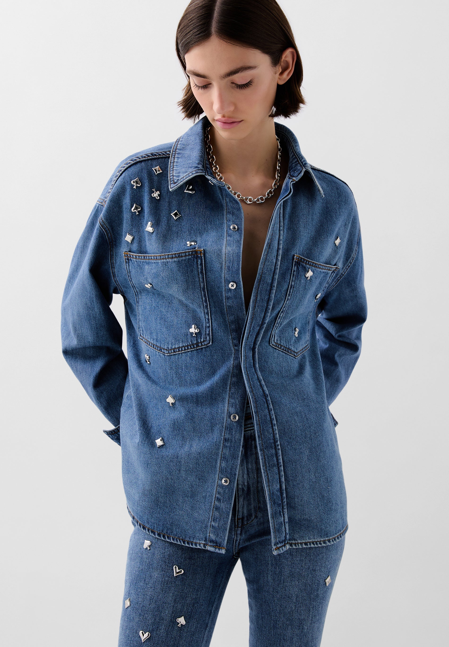 CAMISA DENIM COM TACHAS