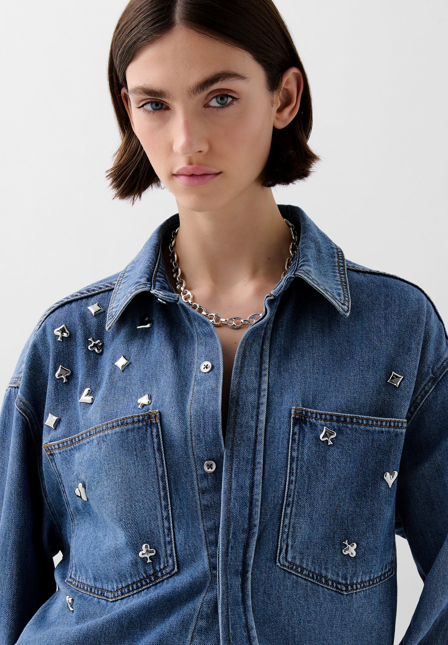 CAMISA DENIM COM TACHAS