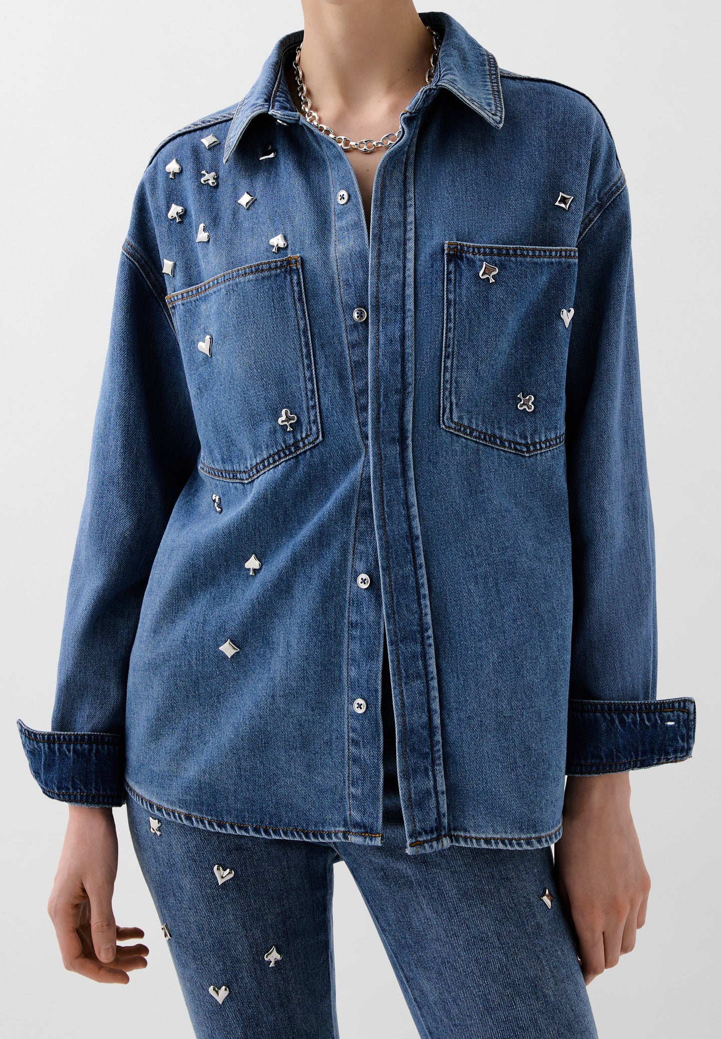 CAMISA DENIM COM TACHAS