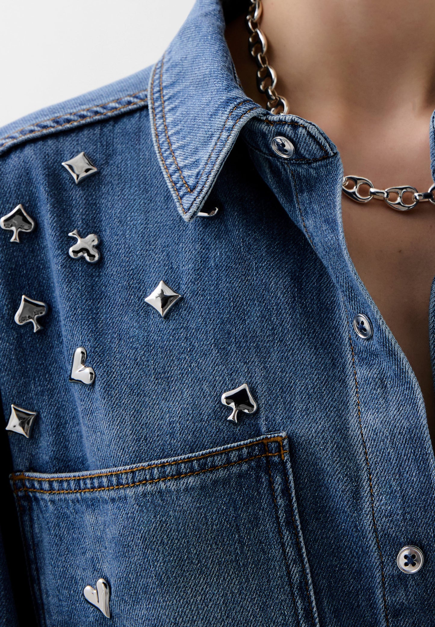 CAMISA DENIM COM TACHAS