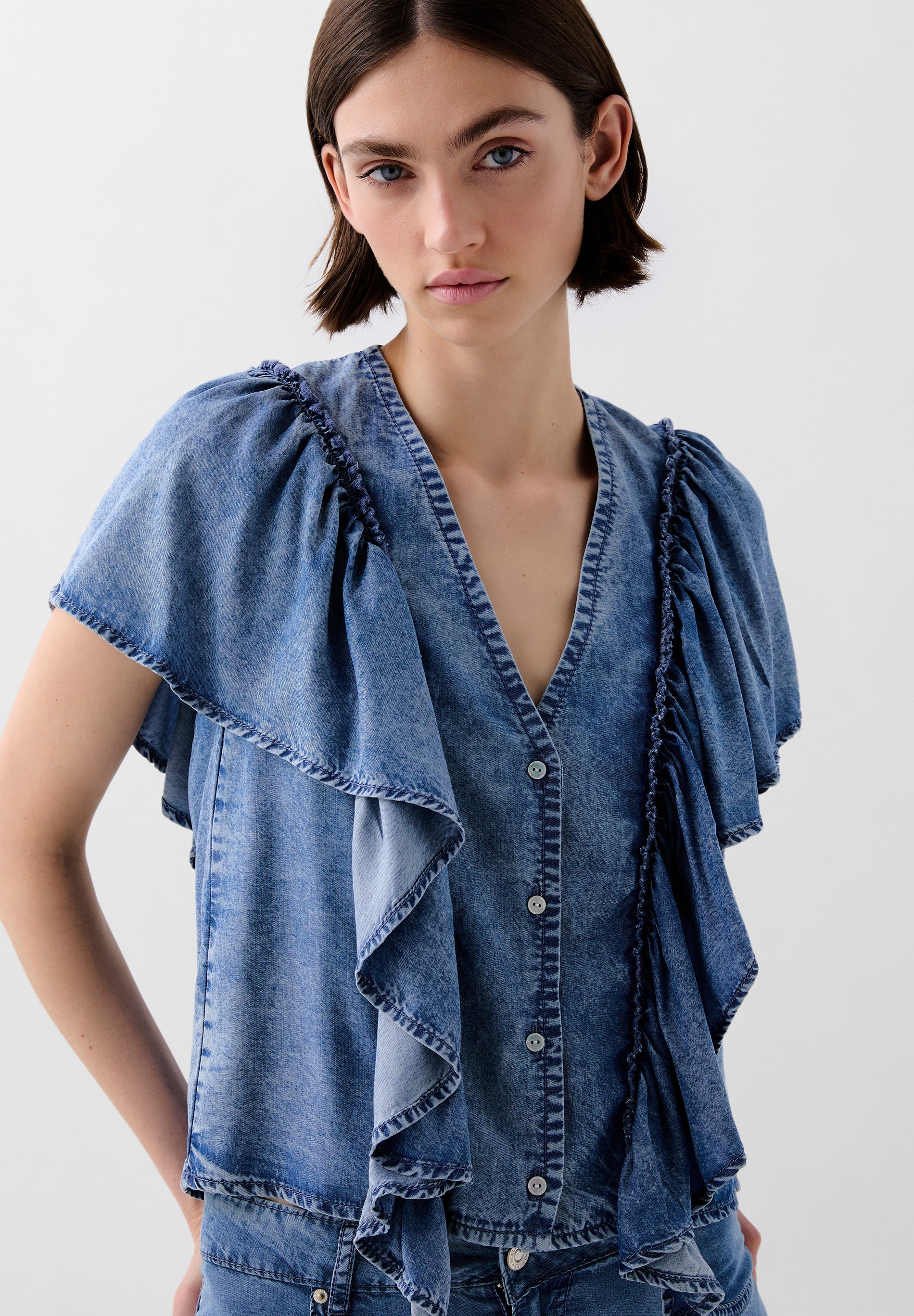 CAMISA COM FOLHOS FLUIDA EM DENIM