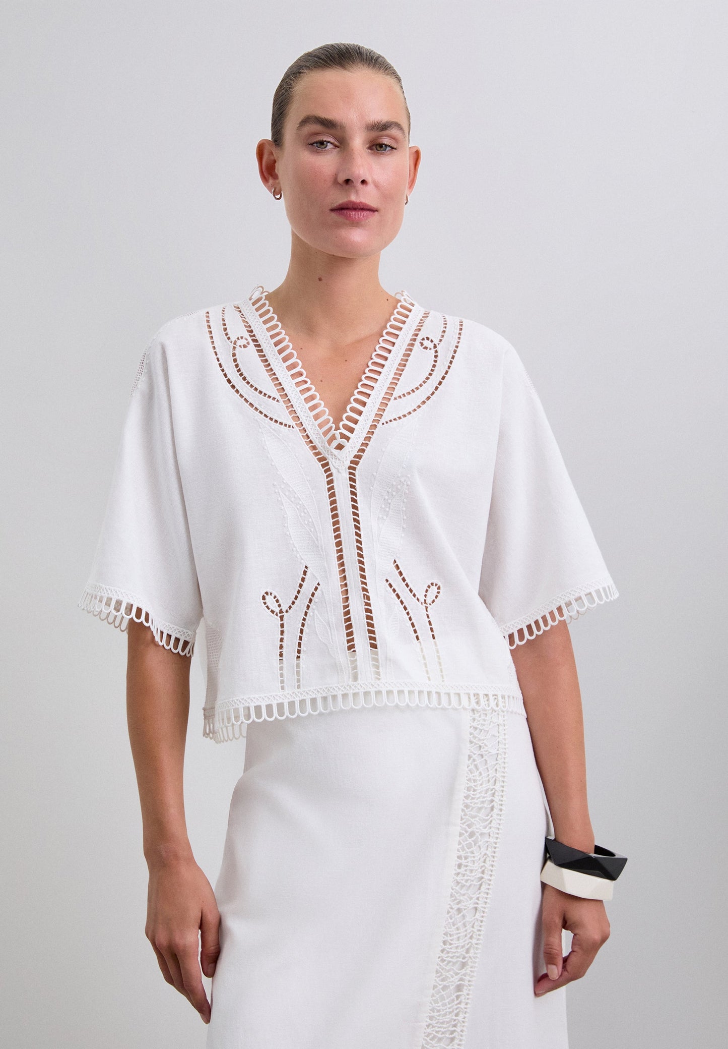 BLUSA COM PORMENORES DE RENDA